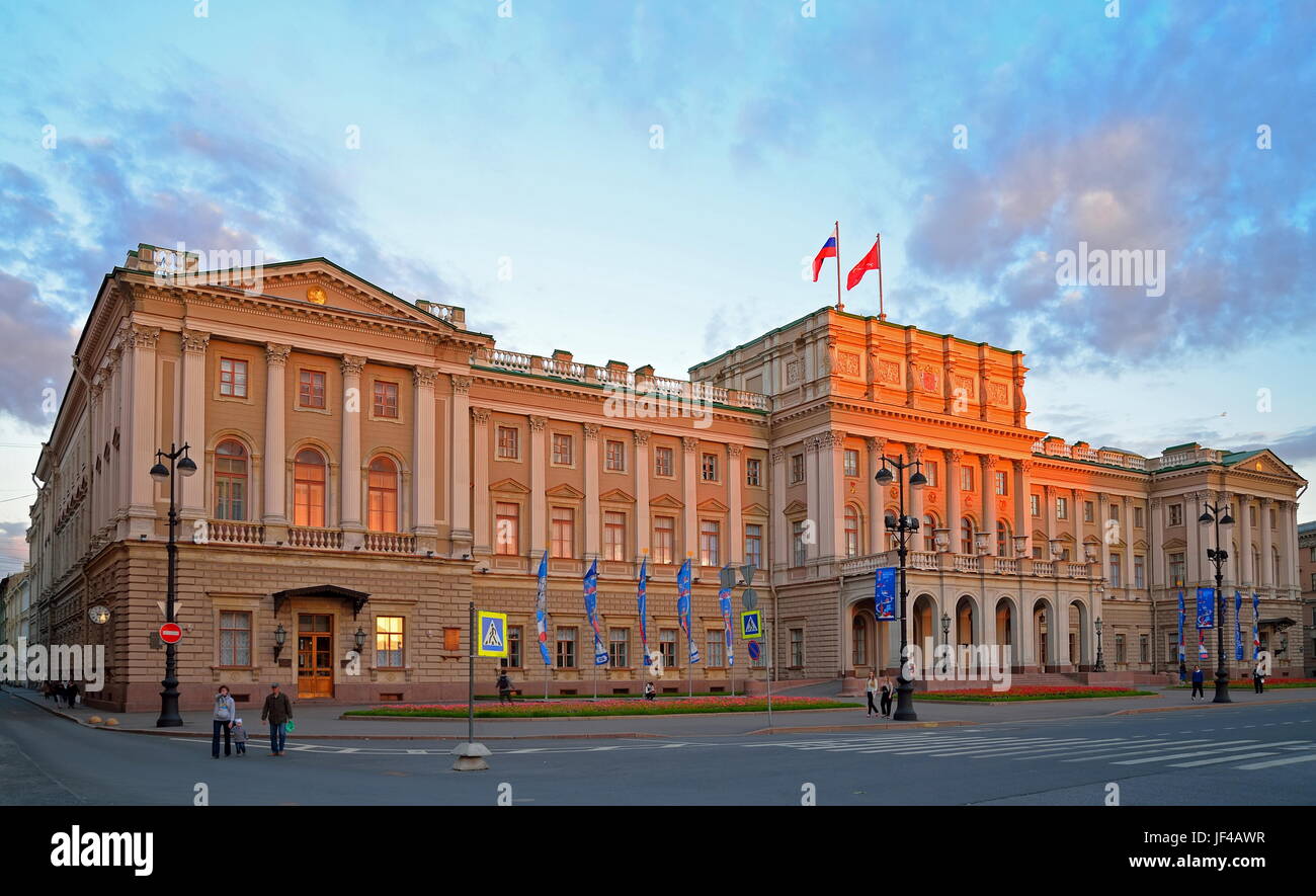 Le bâtiment de l'Assemblée législative de Saint-pétersbourg éclairées par le soleil couchant à Saint-Petersbourg. Banque D'Images