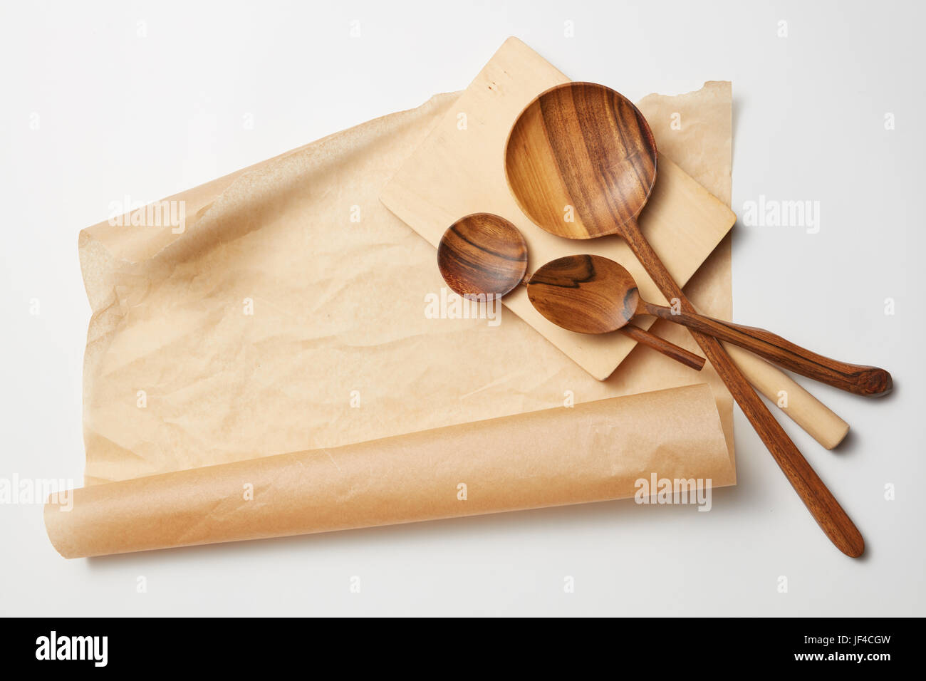 Cuillères en bois sur papier cuisson Banque D'Images