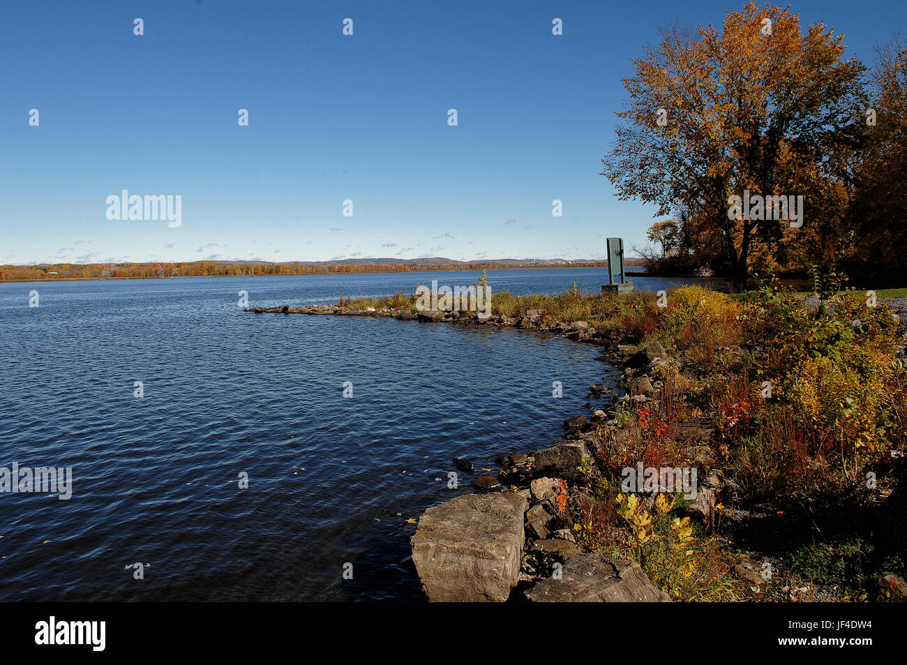 Lac paisible sous le ciel bleu. Banque D'Images