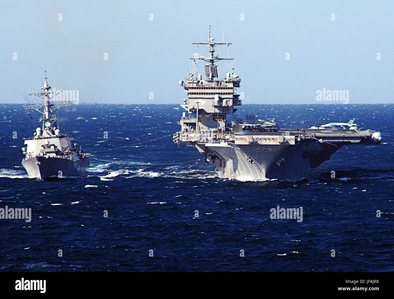 Le porte-avions USS Enterprise (CVN 65) effectue un ravitaillement en mer avec le destroyer lance-missiles USS McFaul (DDG 74) que les navires opèrent dans l'océan Atlantique. DoD photo de Maître de 3e classe Josh Kinter, U.S. Navy Banque D'Images