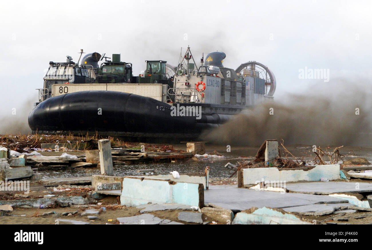 Un U.S. Navy Landing Craft Air Cushion, plus communément appelé un LCAC, souffle le sable qu'il atterrit sur la plage à Meulaboh, Indonésie, le 13 janvier 2005. Le LCAC, est de transporter l'aide humanitaire du navire à Meulaboh. Photo par le Cpl Lance DoD. Scott L. Eberle, Corps des Marines des États-Unis Banque D'Images