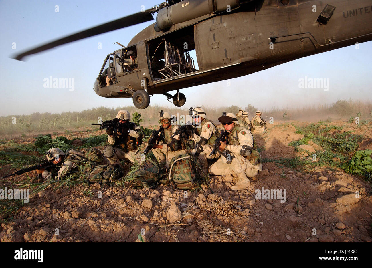 040619-F-4884R-013 Les membres de la section Bravo, 2e Brigade Recon Troop, s'arc-boutent dans une posture de sécurité après avoir été infiltrés par un UH-60A Black Hawk lors d'une force de réaction rapide de la mission d'interdiction des armes en Iraq le 19 juin 2004. La Force de réaction rapide répond à des situations d'action immédiate réalisé par le Centre des opérations tactiques commandant. DoD photo de Tech. Le Sgt. Scott Reed, U.S. Air Force. (Publié) Banque D'Images