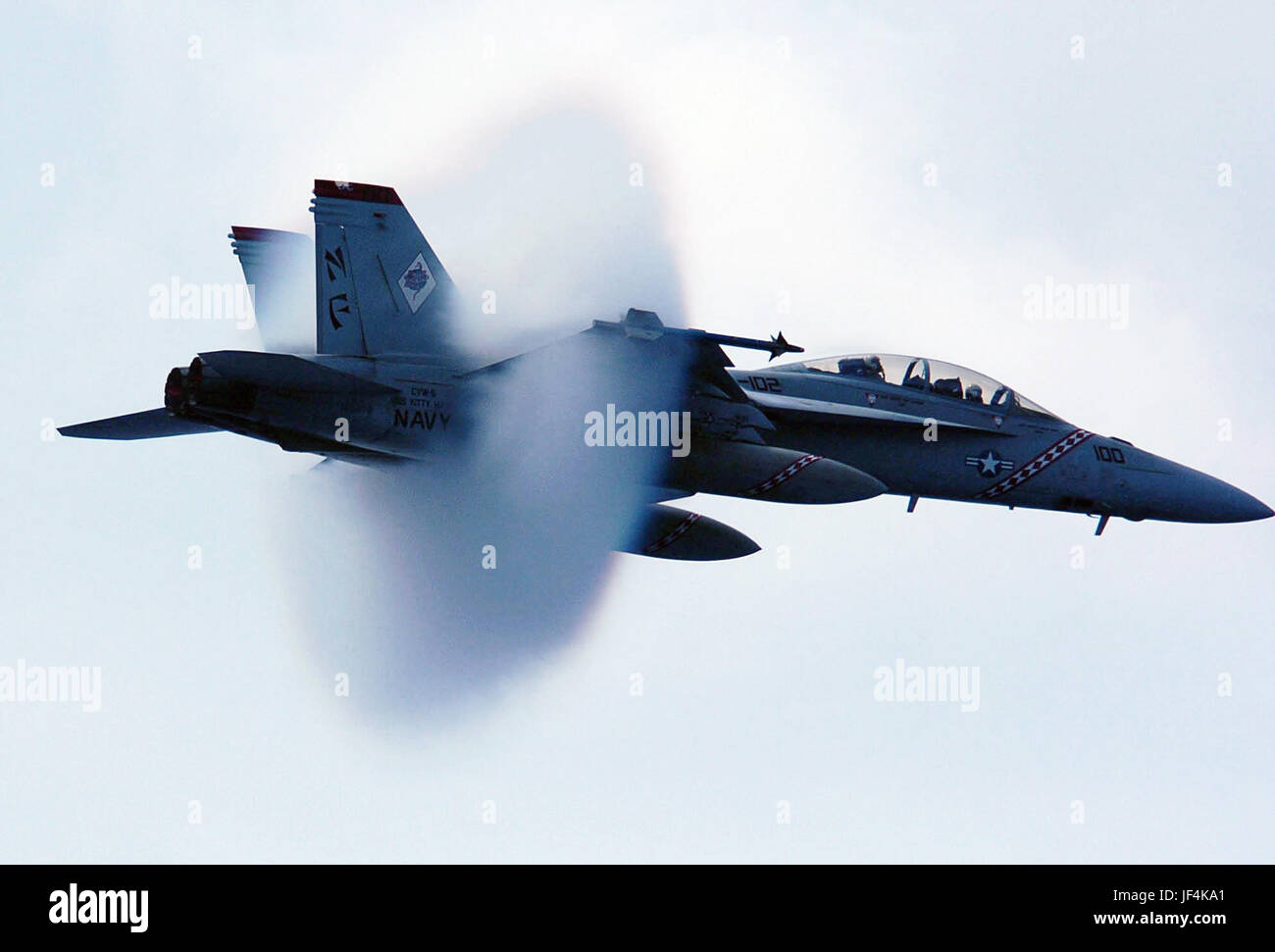 La vapeur d'eau s'accumule autour d'une Marine F/A-18F Super Hornet que cela brise le mur du son lors d'un fly-by près du porte-avions USS Kitty Hawk (CV 63) . DoD photo de Maître de 3e classe Jonathan Chandler, U.S. Navy Banque D'Images