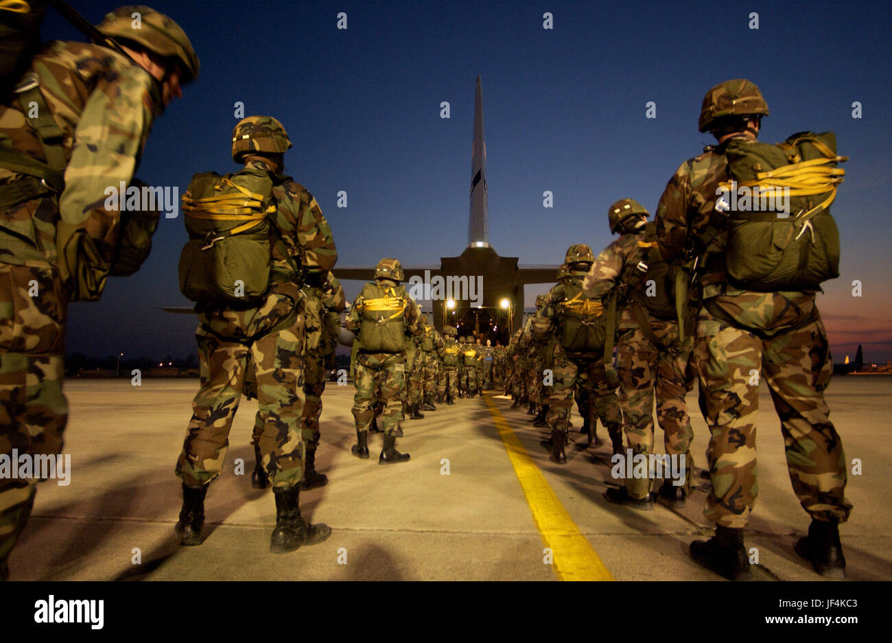050406-F-5964B-026 Des parachutistes de l'Armée de la 82e Division aéroportée line jusqu'à bord d'un Hercules C-130 de la Force aérienne à base de la Force aérienne de Pope, N.C., durant l'exercice l'entrée forcée, le 6 avril 2005. L'exercice de l'armée américaine est une armée de l'air et airdrop exercice conçu pour exécuter correctement les grands mouvements de troupes et de matériel lourd. Photo du DoD par le sergent. Jacob N. Bailey, U.S. Air Force. (Publié) Banque D'Images