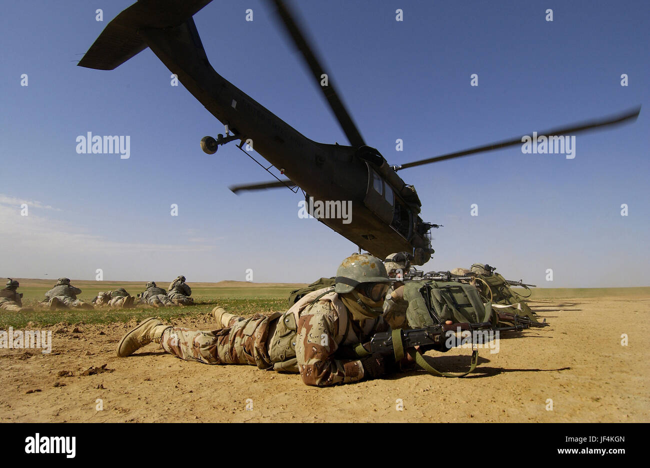 060306-F-7823A-022 de l'armée iraquienne et les soldats de l'armée américaine sécuriser une zone d'atterrissage après le départ d'un UH-60 Black Hawk lors d'un assaut mission en Irak près de la frontière syrienne le 6 mars 2006. Photo du DoD par le sergent. Aaron Allmon, U.S. Air Force. (Publié) Banque D'Images