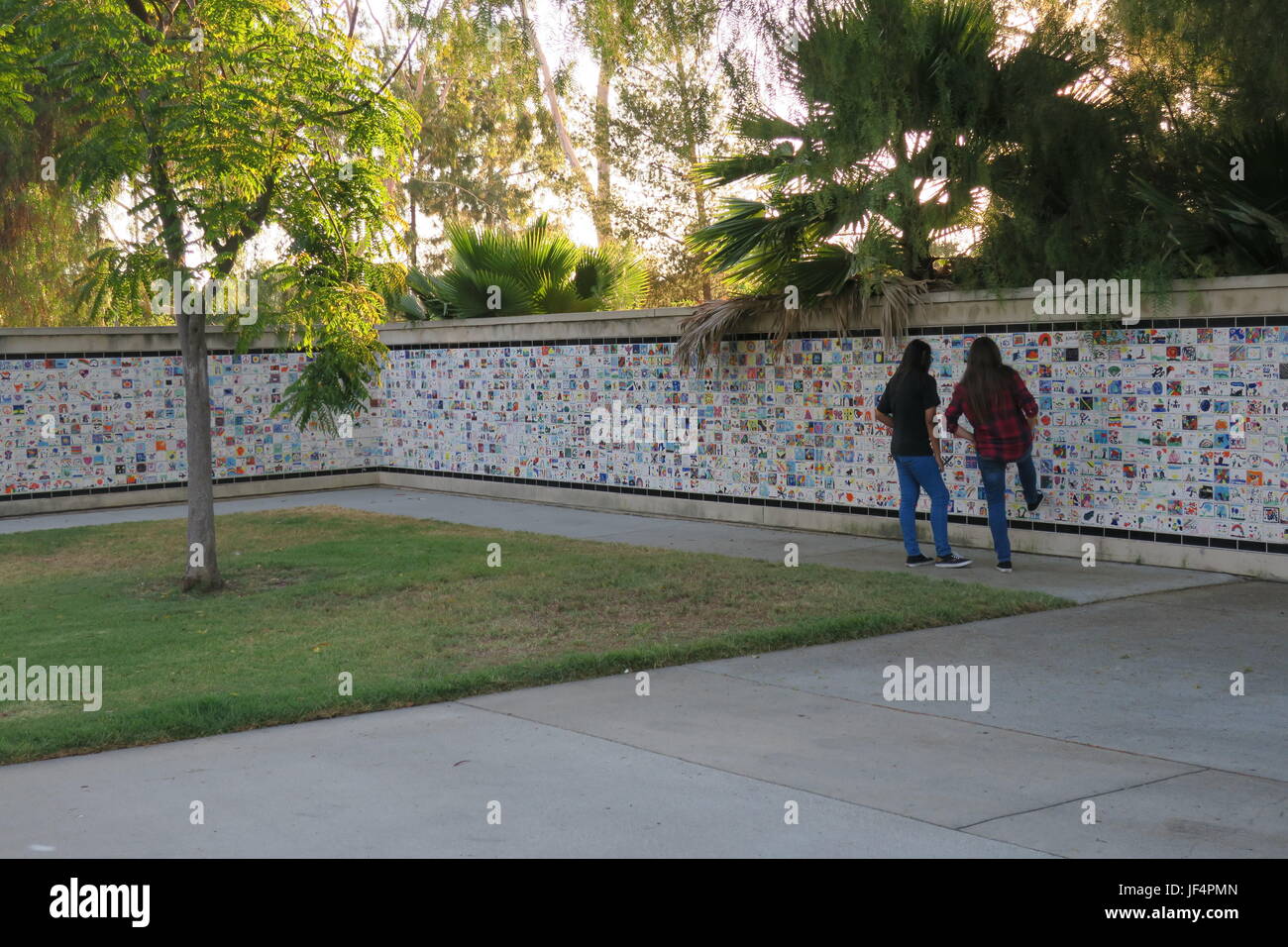 L'observation d'élèves au mur carreaux artistique Journée Raisin Park, Escondido, CA Banque D'Images