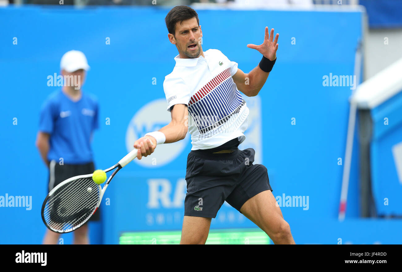 Eastbourne, Royaume-Uni. 28 Juin, 2017. La Serbie de Novak Djokovic en action contre Vasek Pospisil du Canada au cours de la quatrième journée de l'Aegon Eastbourne International le 28 juin 2017 à Eastbourne, Angleterre Crédit : Paul Terry Photo/Alamy Live News Banque D'Images