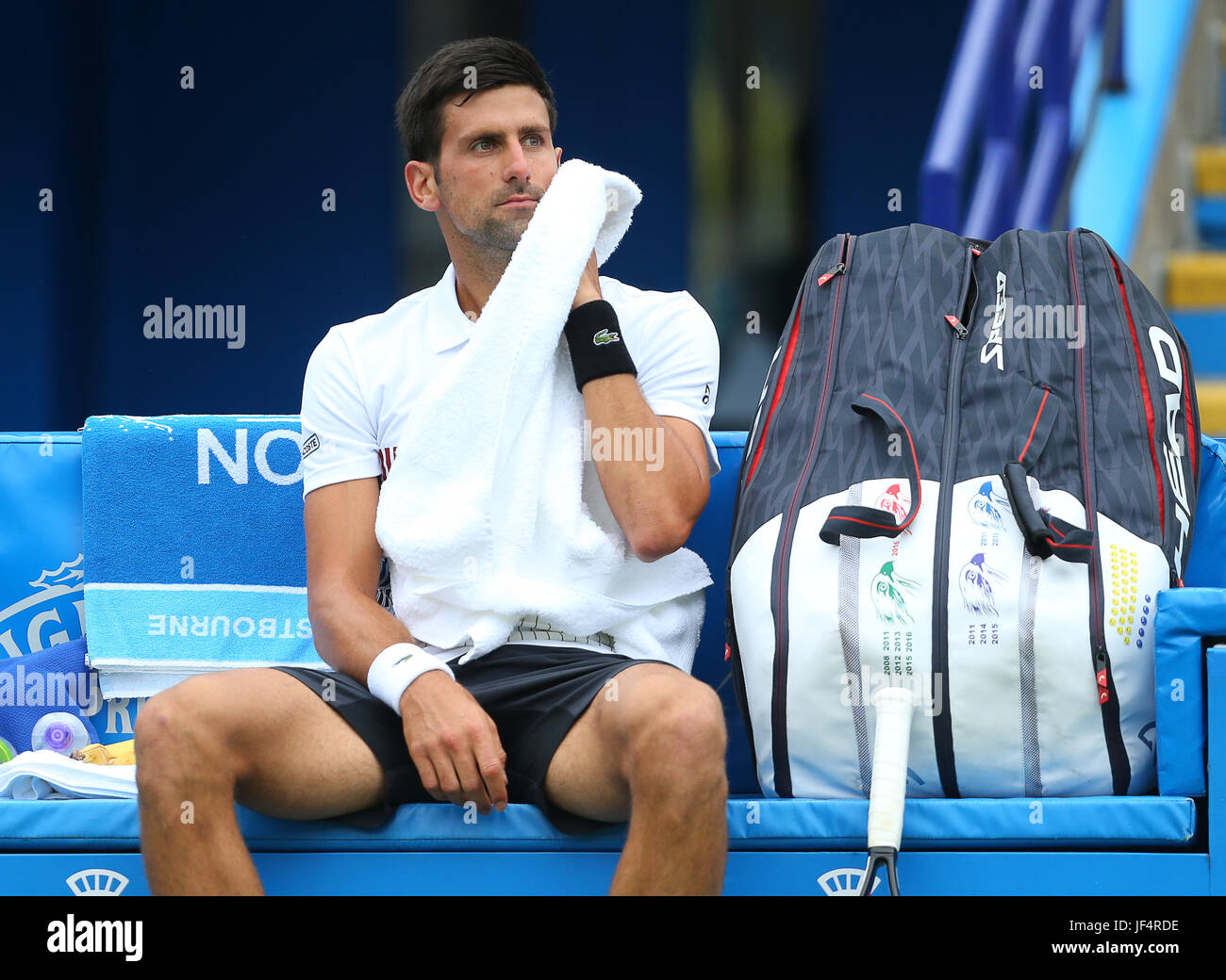 Eastbourne, Royaume-Uni. 28 Juin, 2017. Novak Djokovic la Serbie au cours de son match contre Vasek Pospisil du Canada au cours de la quatrième journée de l'Aegon Eastbourne International le 28 juin 2017 à Eastbourne, Angleterre Crédit : Paul Terry Photo/Alamy Live News Banque D'Images