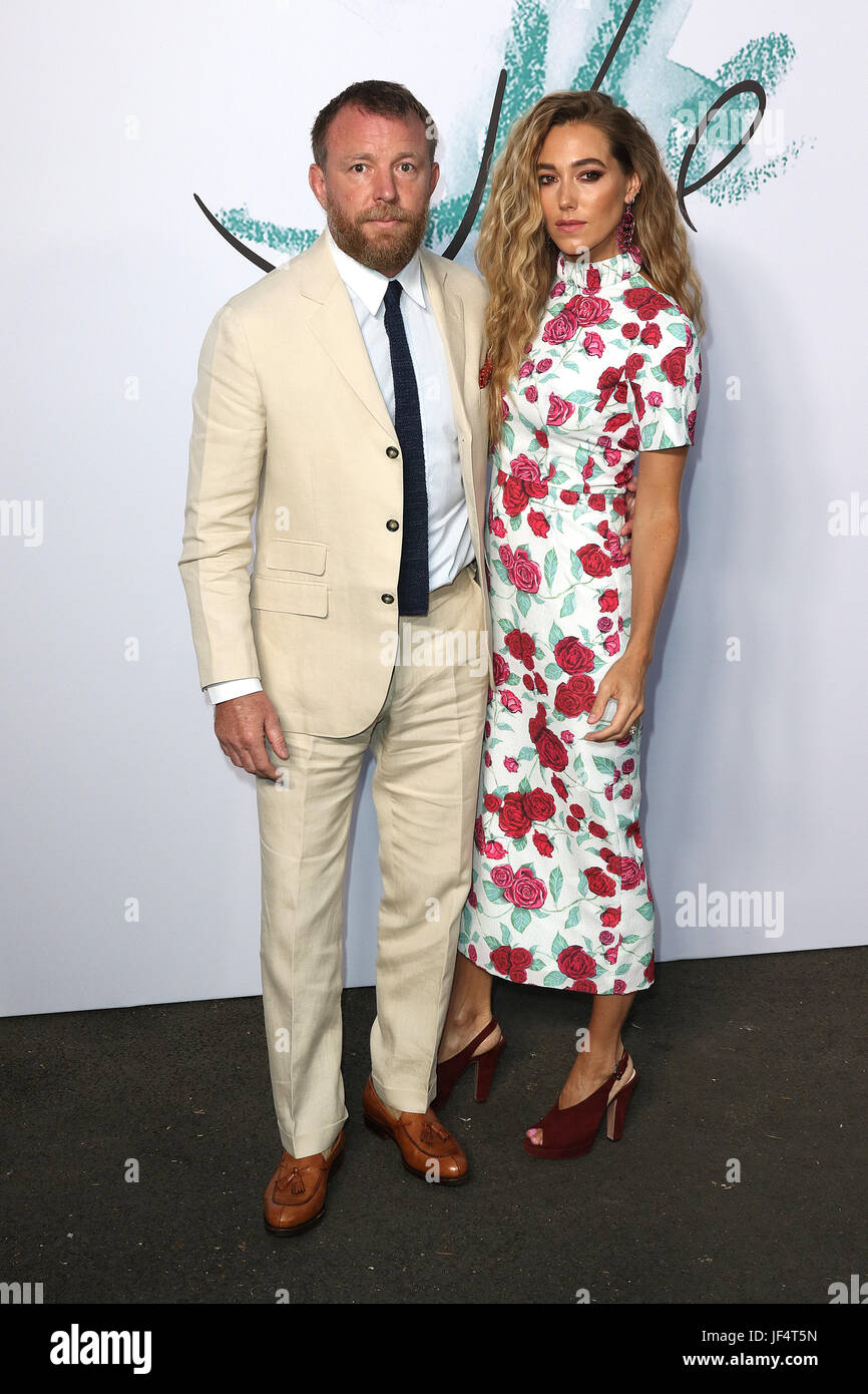 Londres, Royaume-Uni. 28 Juin, 2017. Guy Ritchie, Jacqui Ainsley, galeries Serpentine fête de l'été, les jardins de Kensington, Londres, Royaume-Uni. 28 Juin, 2017. Photo par Richard Goldschmidt : Riche de crédit Gold/Alamy Live News Banque D'Images