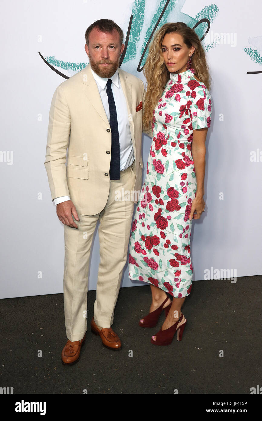 Londres, Royaume-Uni. 28 Juin, 2017. Guy Ritchie, Jacqui Ainsley, galeries Serpentine fête de l'été, les jardins de Kensington, Londres, Royaume-Uni. 28 Juin, 2017. Photo par Richard Goldschmidt : Riche de crédit Gold/Alamy Live News Banque D'Images