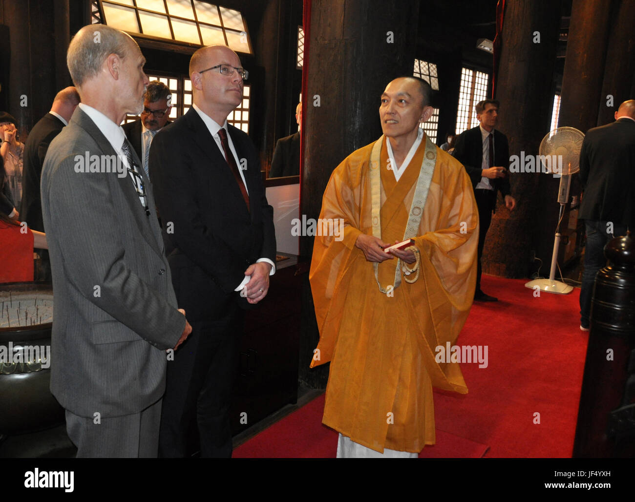 Le premier ministre tchèque Bohuslav Sobotka (deuxième à gauche) visite Kyoto, Japon, le 29 juin 2017. Il est accompagné d'une délégation de gens d'affaires. Sur l'image Sobotka visite le temple bouddhiste Sanjusangen-do. (CTK Photo/Lucie Mikolaskova) Banque D'Images