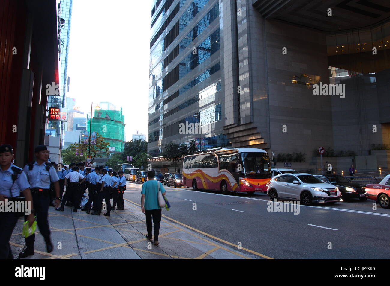 Forte présence policière sur Harbour Road, Wanchai, garde le président Xi Jinping dans la Convention et d'exposition en face de la station de pompiers Banque D'Images