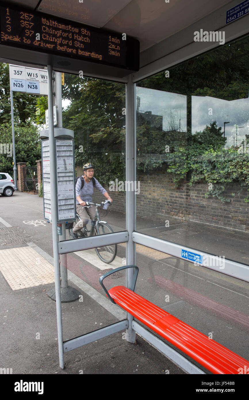 Londres, Royaume-Uni. 29 Juin, 2017. Dérivation d'un arrêt de bus est installé sur la rue Binette à Walthamstow immédiatement avant le mini système de Holland. Credit : Mark Kerrison/Alamy Live News Banque D'Images