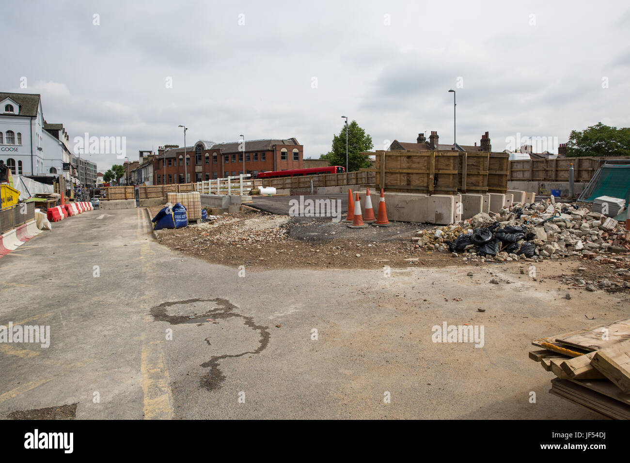 Londres, Royaume-Uni. 29 Juin, 2017. Travaux de réaménagement pour retirer le giratoire de Walthamstow en Hoe Street afin d'augmenter la priorité et de réduire l'indemnité pour les piétons et les cyclistes tout en améliorant la fiabilité du bus CAN dans le cadre du London Borough of Waltham Forest's Mini-Holland scheme et profiter de Waltham Forest Programme. Credit : Mark Kerrison/Alamy Live News Banque D'Images