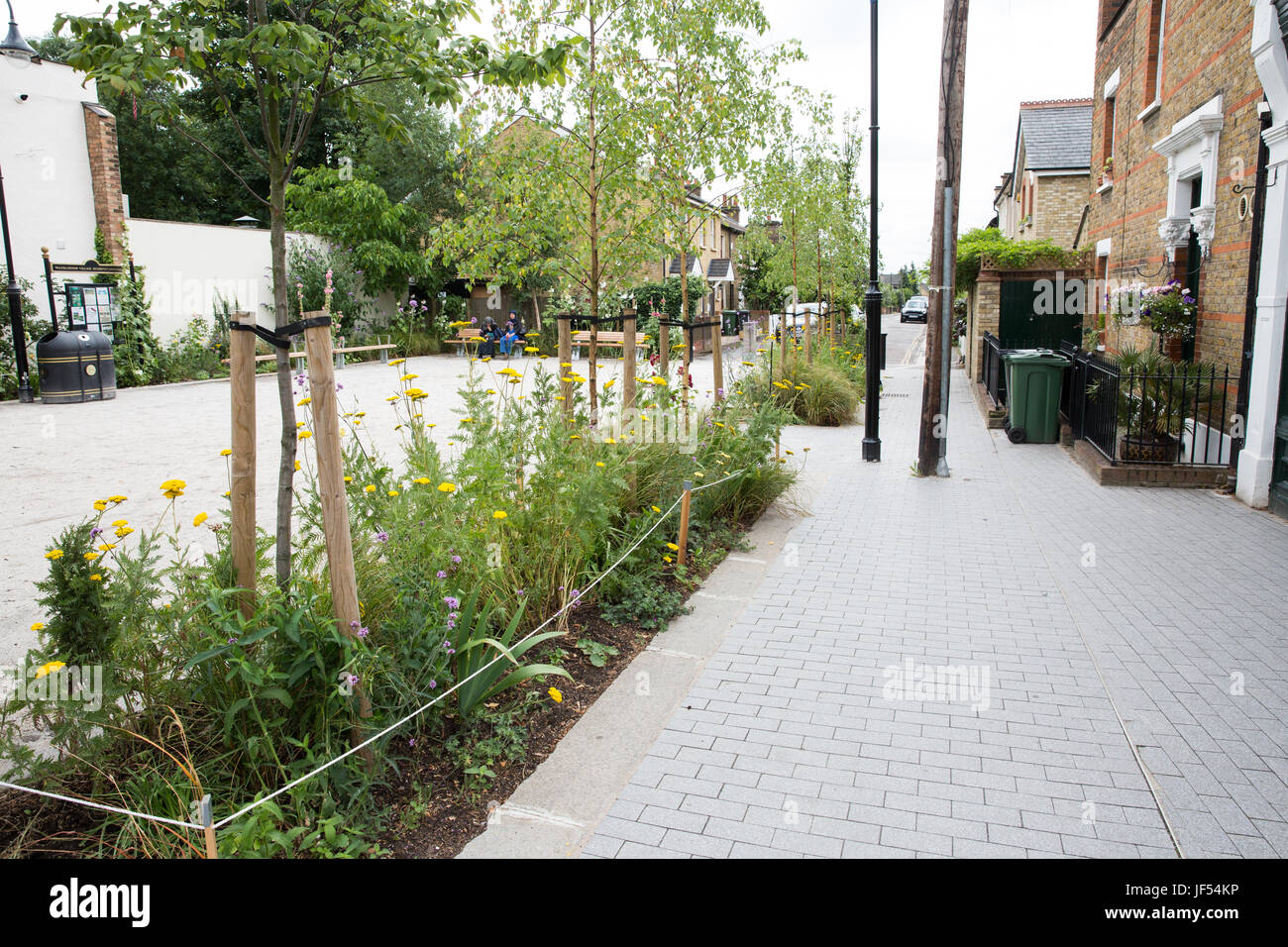 Londres, Royaume-Uni. 29 Juin, 2017. La plantation autour d'une clôture à proximité de la route d'Orford à Walthamstow Village installé conjointement avec la commune de Waltham Forest's Mini-Holland scheme et profiter de Waltham Forest Programme. Credit : Mark Kerrison/Alamy Live News Banque D'Images