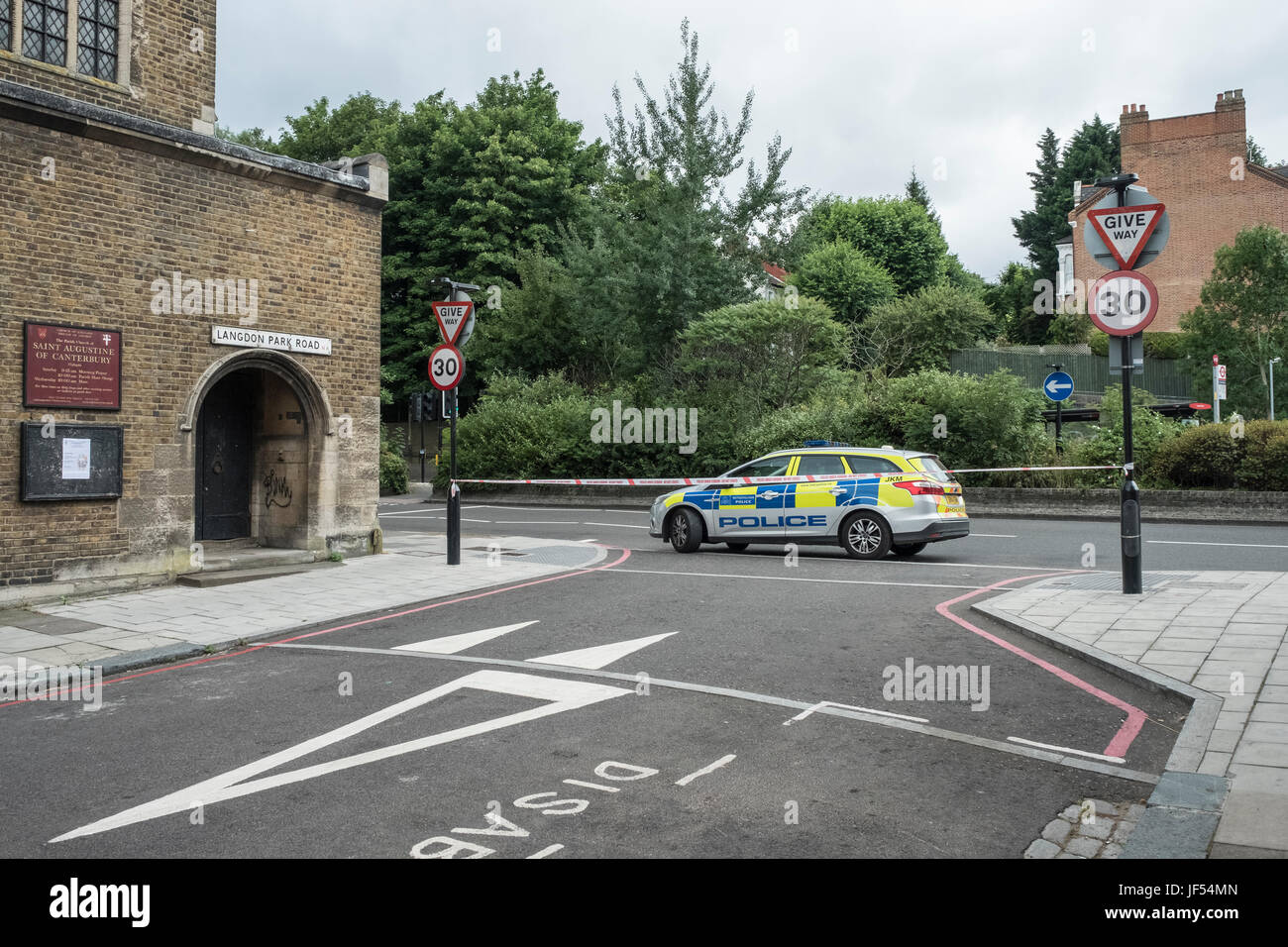 Archway Road, au nord de Londres, le 29 juin 2017. La circulation a été fermée dans les deux directions tôt jeudi soir, alors que les services d'urgence a répondu à une blessure grave. La cause est actuellement inconnue. Crédit : Thomas Carver/Alamy Live News Banque D'Images