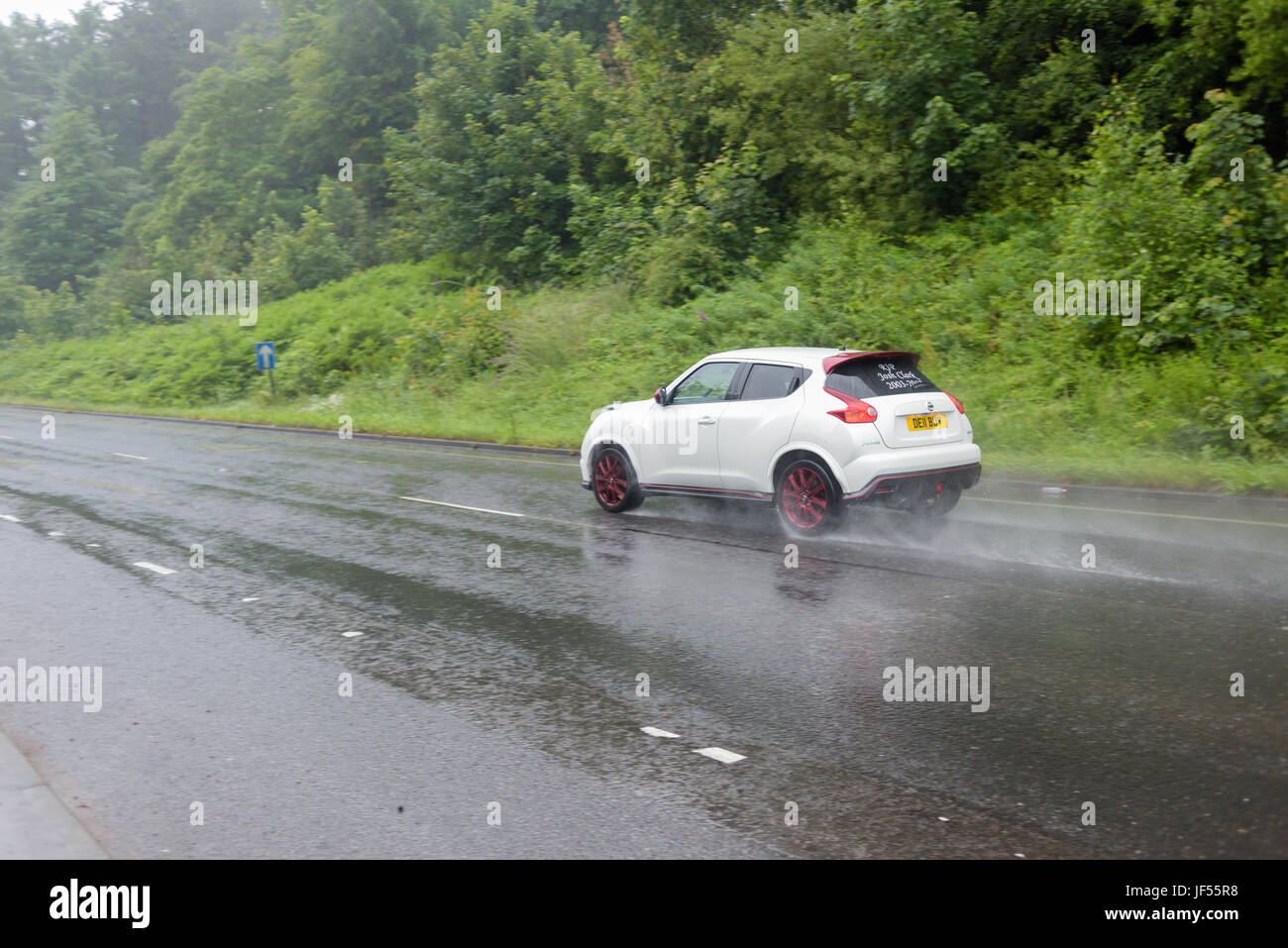 Hucknall, Nottinghamshire, Angleterre. 29 juin 2017. Forte pluie continue de pleuvoir pendant près de 48h créer le piètre état des routes. Crédit : Ian Francis/Alamy Live News Banque D'Images