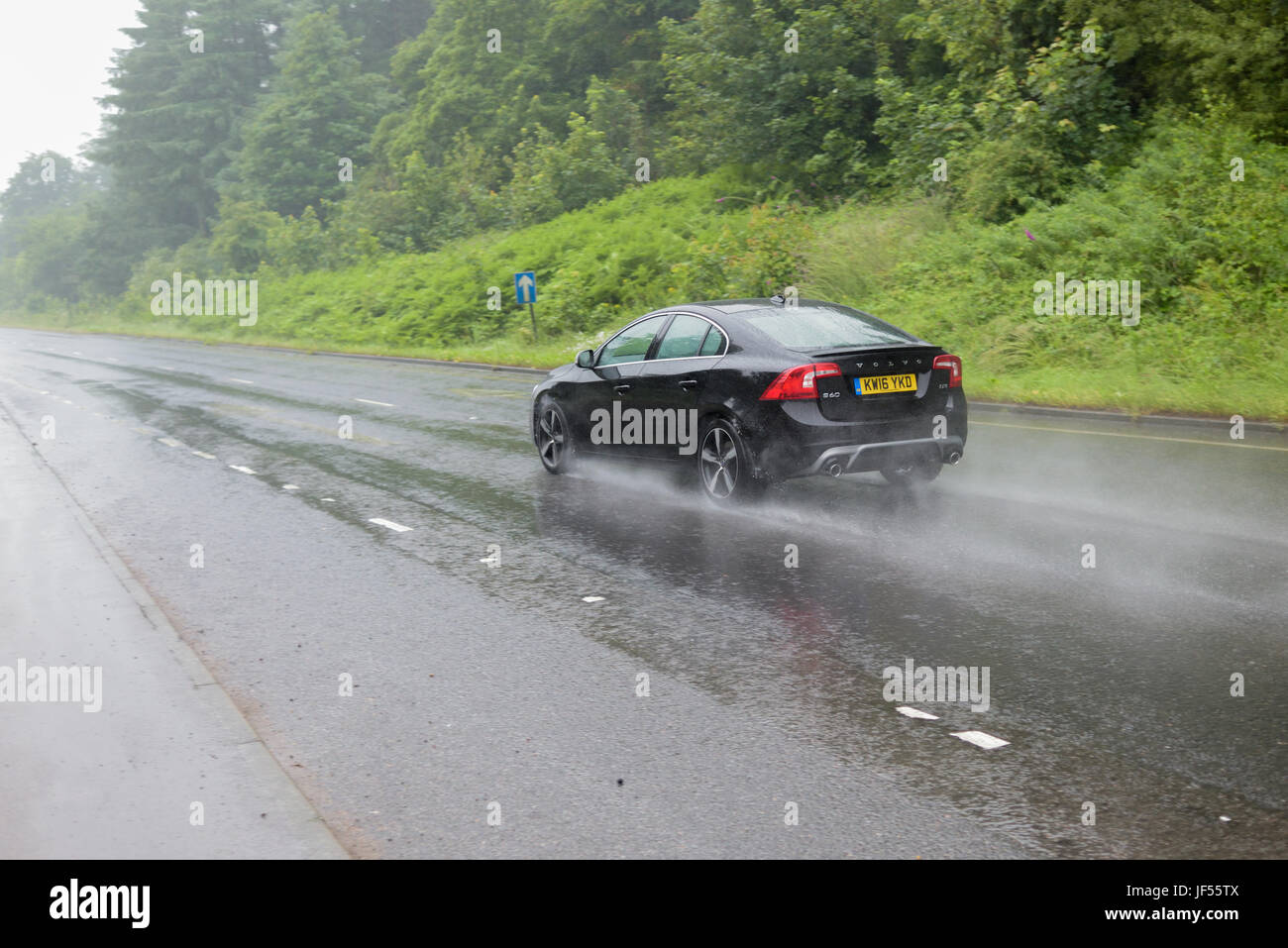 Hucknall, Nottinghamshire, Angleterre. 29 juin 2017. Forte pluie continue de pleuvoir pendant près de 48h créer le piètre état des routes. Crédit : Ian Francis/Alamy Live News Banque D'Images