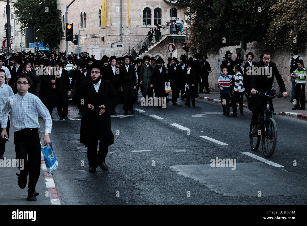 Jérusalem, Israël. 29 Juin, 2017. Des centaines de juifs ultra orthodoxe de mars le quartier religieux de Mea Shearim à City Hall Square Safra à protester contre l'ouverture d'entreprises le samedi à Jérusalem, quelque chose qu'ils considèrent la profanation du Sabbat juif. Banque D'Images