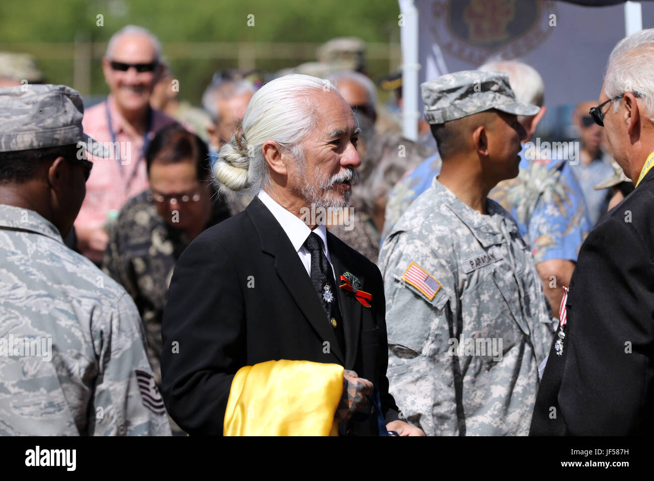 Les participants arrivent pour la garde nationale d'Hawaï 50e Vietnam Memorial Cérémonie à la 29th Infantry Brigade Combat Team Centre de préparation à Kapolei le 25 mai 2017. (U.S. La Garde nationale de l'Armée Photo libérée par la CPS. Matthieu A. Favoriser la parution/) Banque D'Images