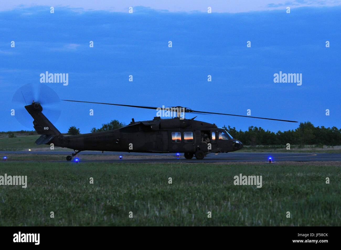 Un Maryland National Guard UH-60 Blackhawk du 224e Régiment d'aviation des taxis sur la piste avant qu'une mission d'insérer des troupes au combat pendant Maple Resolve 17 au Camp Wainwright, Alberta, Canada, le 26 mai 2017. Dans le cadre de l'Armée canadienne à l'échelle de la brigade de premier exercice de validation, l'armée américaine fournit une vaste gamme de éléments de combat et de soutien, y compris le maintien en puissance, les opérations psychologiques, les affaires publiques, l'aviation et des unités médicales. Banque D'Images