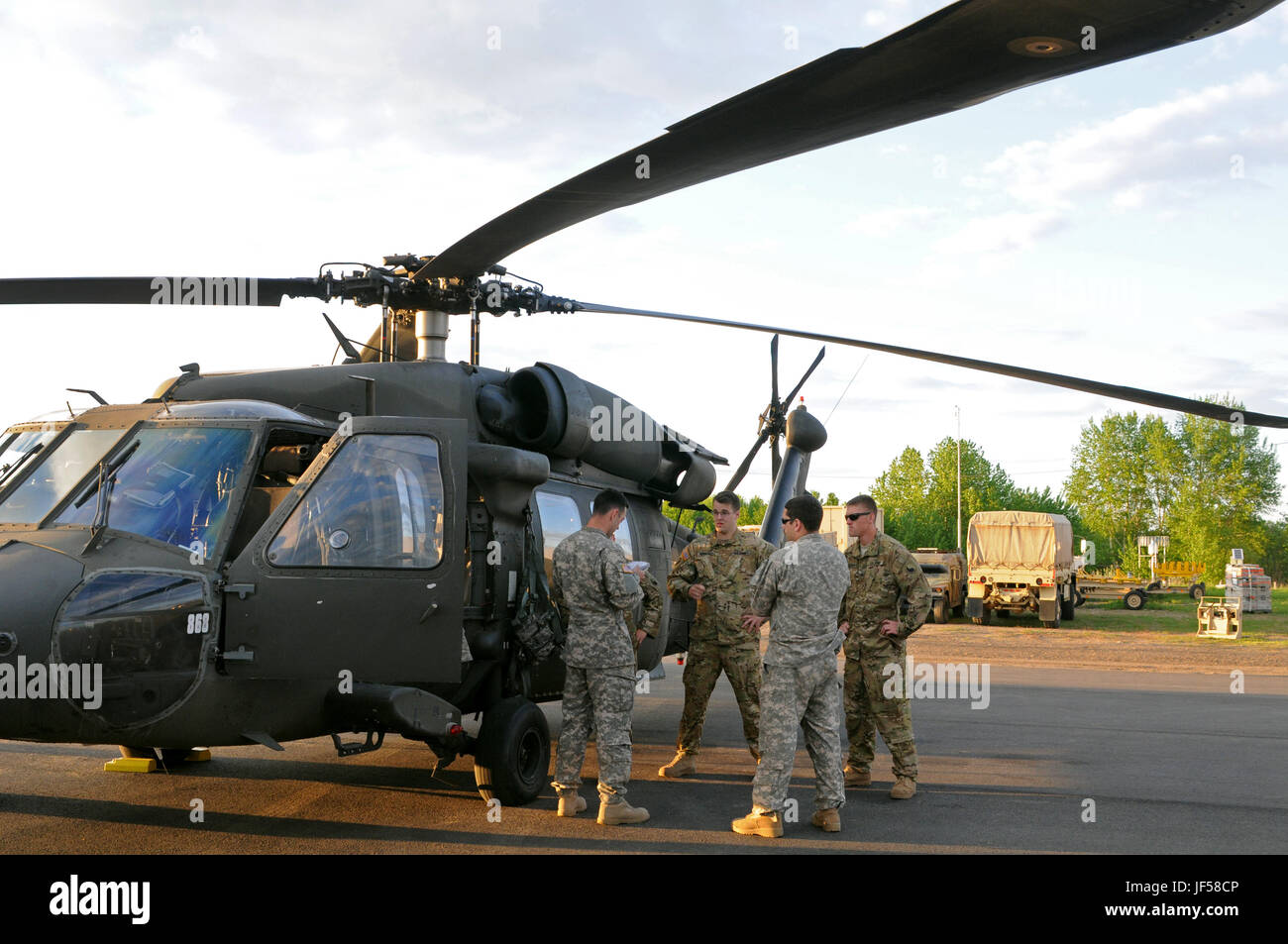 Un équipage avec le Maryland National Guard's 224e Régiment d'aviation procède à un bref avant qu'une mission d'insérer des troupes au combat pendant Maple Resolve 17 au Camp Wainwright, Alberta, Canada, le 26 mai 2017. Ils soutenaient la Royal Canadian Air Force 450 e Escadron tactique d'au cours de l'Armée canadienne à l'échelle de la brigade de premier plan de validation, l'exécutant peut 14-29. Banque D'Images