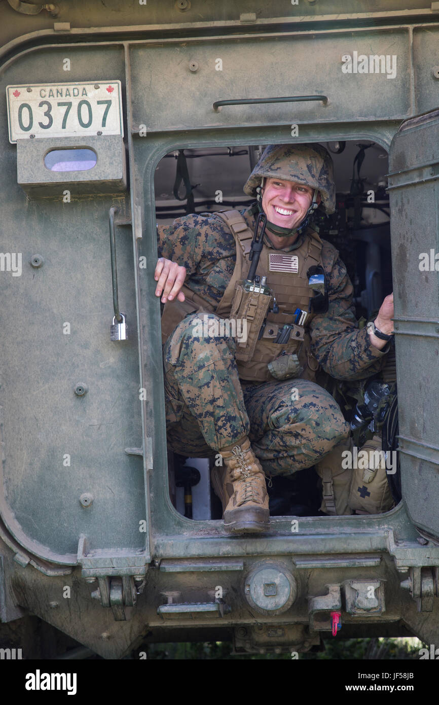 Lance le Cpl. Benjamin N. Schultz, Marine d'appui-feu Naval Air de la 3ème Compagnie de liaison au Quartier général de la Force, Groupe, Forces maritimes, sourit après avoir reçu une visite de l'un des 2 Royal Canadian Regiment's Light Armored Vehicles 26 mai 2017, lors de l'exercice de la résolution 17. L'exercice Maple Resolve est une semaine annuelle de 3 guerre simulée multi-national organisé par l'Armée canadienne au Centre canadien d'entraînement au Camp Wainwright, Alberta, Canada. Cette année, 3ème ANGLICO appuie l'exercice par l'intégration de deux équipes de contrôle de feu composé d'un comité mixte de la finale de l'attaque cont Banque D'Images