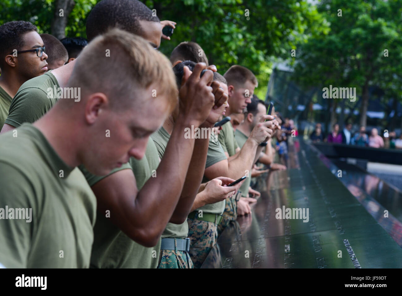Des marins, des marins et des gardes-côtes participent à la Freedom Run de 2017 à New York, honorant les vies perdues dans les attaques de 9/11 et reflétant au Mémorial de 9/11. Banque D'Images