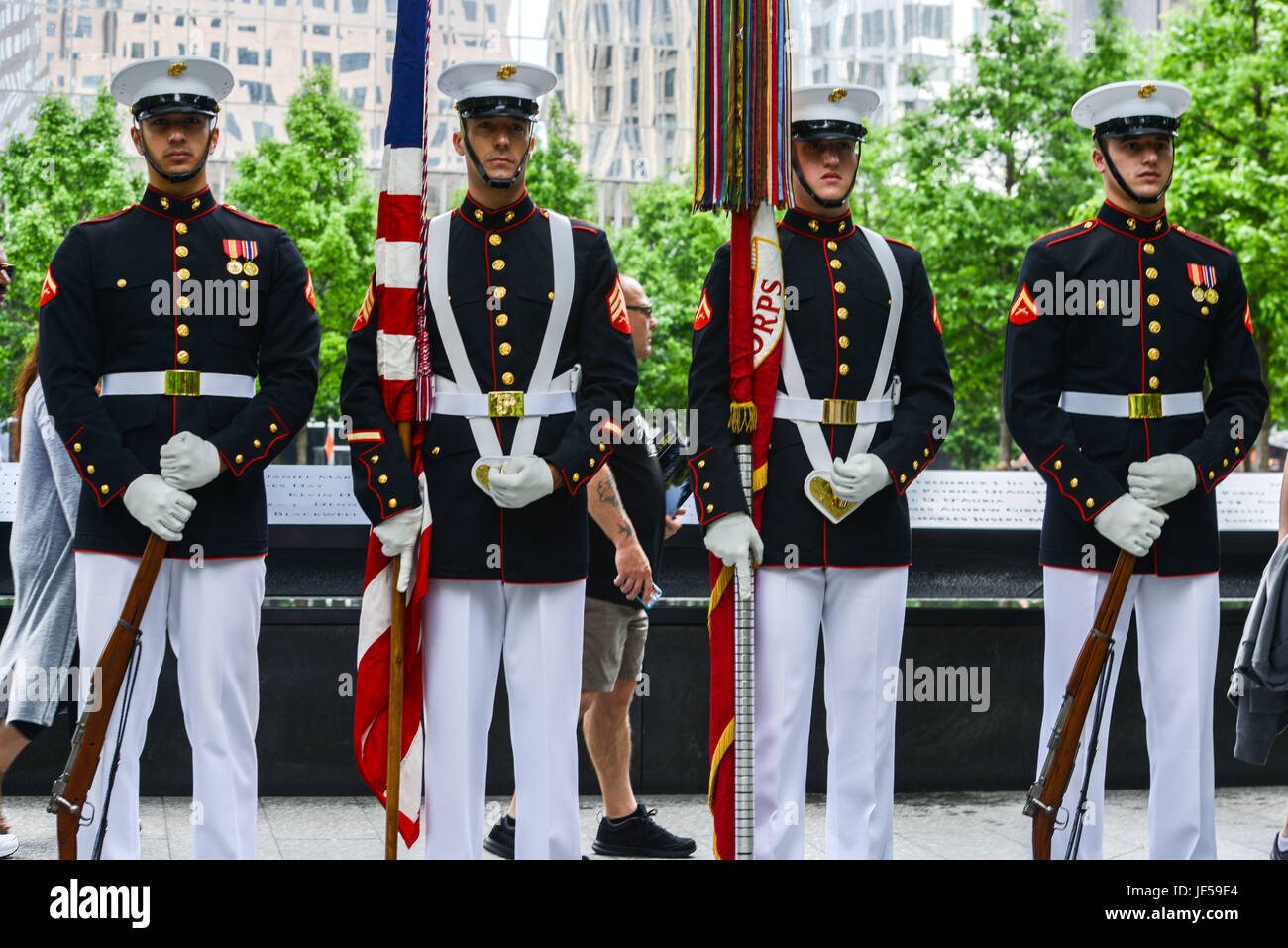 Le Marine corps Silent Drill Platoon joue au Memorial Plaza de 9/11 à New York après la Freedom Run, qui comprend des Marines, des marins et des Coast Guardsmen honorant les victimes des attaques de 9/11. Banque D'Images