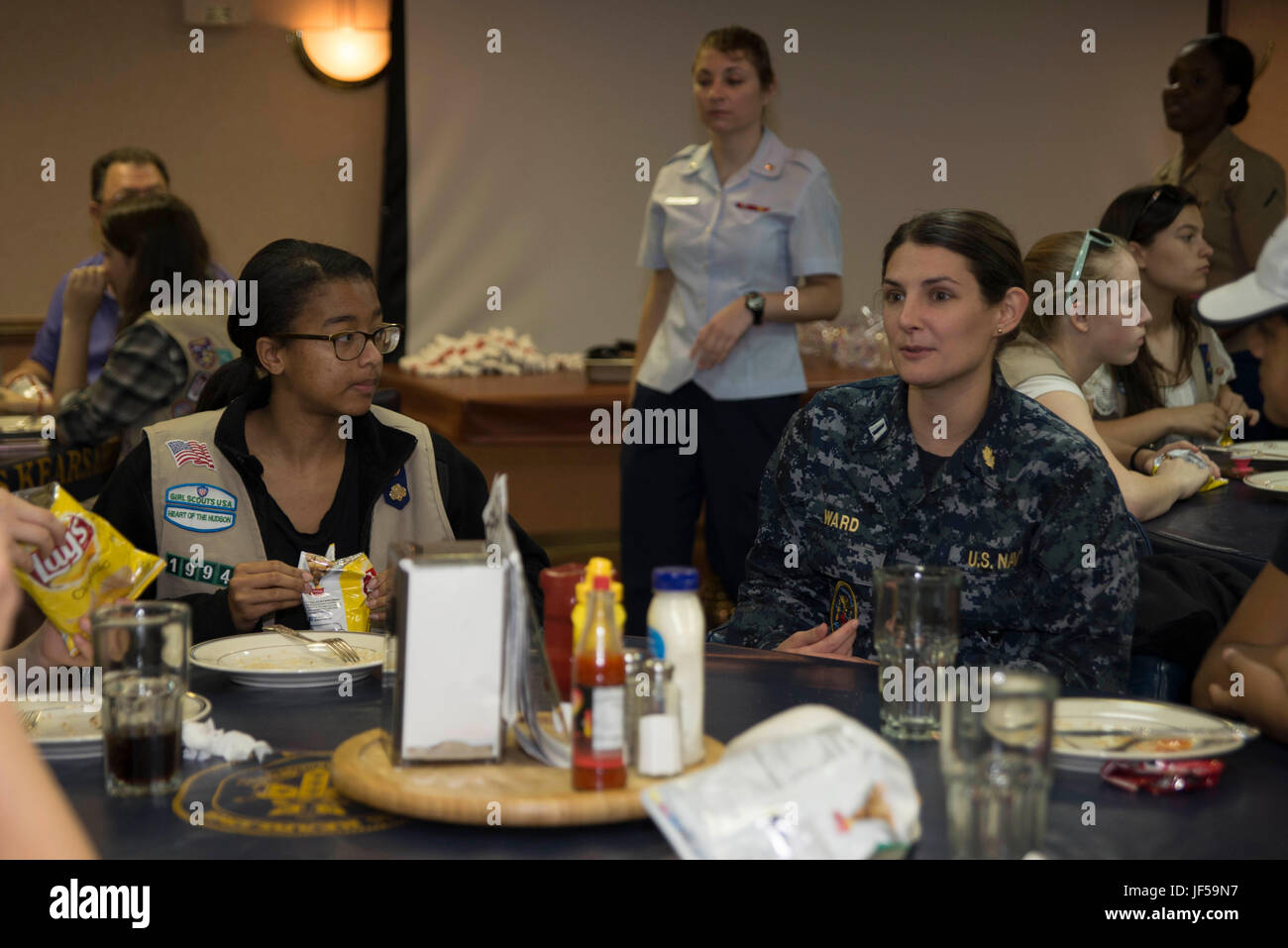 170527-N-SA412-201 NEW YORK (27 mai 2017) Le lieutenant Meghan Ward parle d'éclaireuses en provenance de pays fournisseurs 2067 de Girl Scouts Coeur de la Compagnie au cours d'un déjeuner à bord du navire d'assaut amphibie USS Kearsarge LHD (3) pour l'opération "Cookie Drop' lors de la Fleet Week New York 2017. La Fleet Week New York, maintenant dans sa 29e année, est le lieu de célébration traditionnelle de la mer services. C'est une occasion unique pour les citoyens de New York et la région des trois états pour répondre marins, marines et de la garde, ainsi que de constater par moi-même les dernières capacités des services maritimes d'aujourd'hui. Banque D'Images