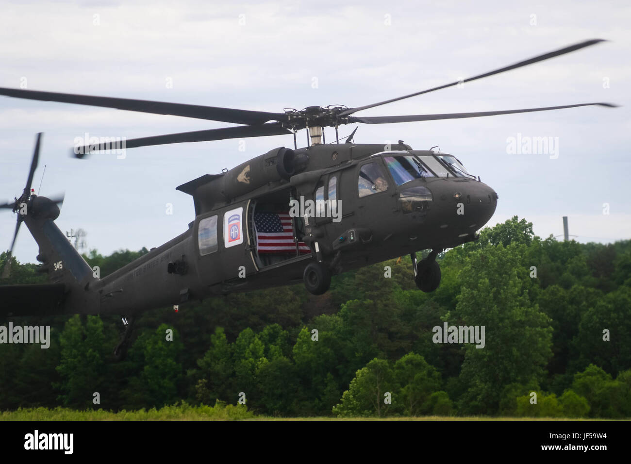 Un hélicoptère Blackhawk UH-60 affecté au 2ème bataillon d'hélicoptères d'assaut, 82e Brigade d'aviation de combat, descend pour l'atterrissage après un vol tactique à la NASCAR's Coca-Cola 600 à Charlotte, NC, le 28 mai. (U.S. Photo de l'armée par le Sgt. Steven Galimore) Banque D'Images