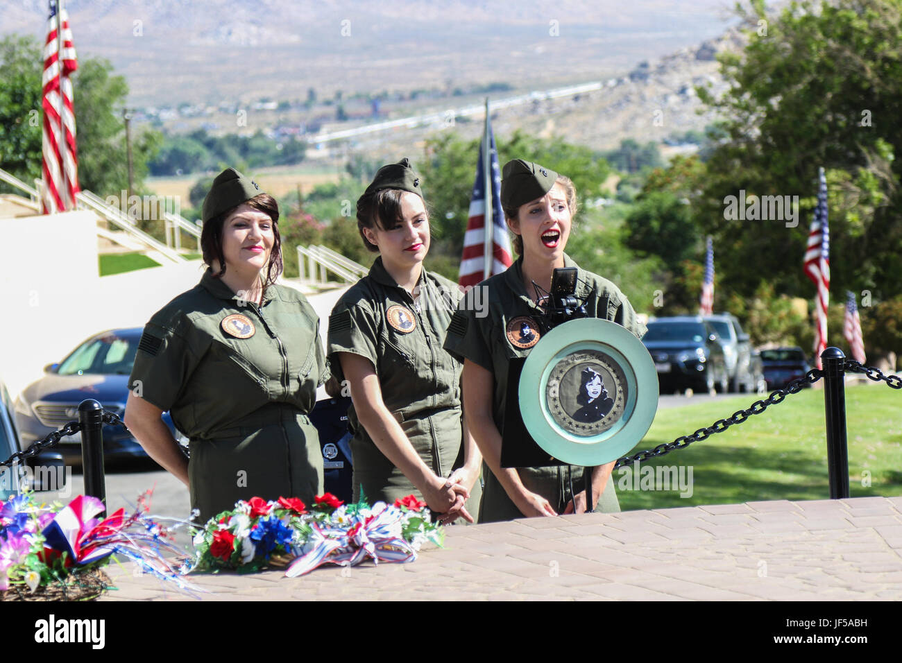 VICTORVILLE, Californie, -- Le trio de musique "UN Penny A. Kiss" chanter la DEUXIÈME GUERRE MONDIALE Au cours de la musique Victor Valley Memorial Park Memorial Day service, Mai 29,2017. Le service commémoratif, qui a célébré le 100e anniversaire du parc, comprenait plusieurs dignitaires locaux, y compris le maire de Victorville Gloria Garcia qui a donné le mot d'ouverture. Memorial Day est le jour que les Américains paient l'honneur et de respect pour les hommes et les femmes des Forces armées qui ont fait le sacrifice ultime au service de notre grand pays. Banque D'Images