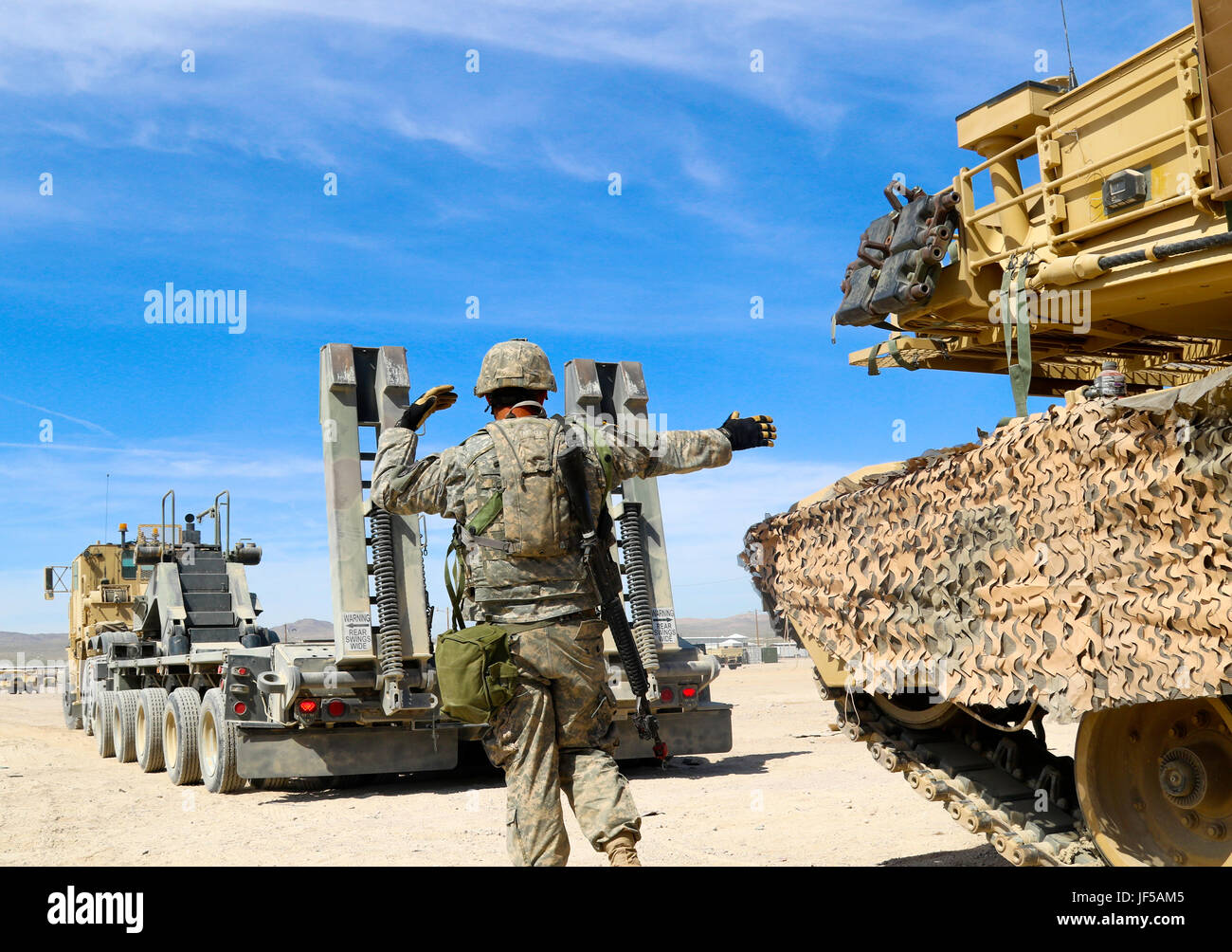 Le s.. Jonathan L. Prince, un opérateur de transport à moteur avec le 1175th Transportation Company, New Jersey Army National Guard, guides un transporteur de matériel lourd, le 29 mai 2017, au cours d'une rotation de la 155e Brigade blindée du Mississippi de l'équipe de combat au Centre National d'entraînement, à Fort Irwin, en Californie. L'Tullahoma, Tennessee, a pour mission de fournir une assistance à la récupération du véhicule pour le 155e et d'autres unités de soutien' de véhicules lourds. (Photo de la Garde nationale du Mississippi par la FPC. Jarvis Mace 102d, détachement des affaires publiques) Banque D'Images