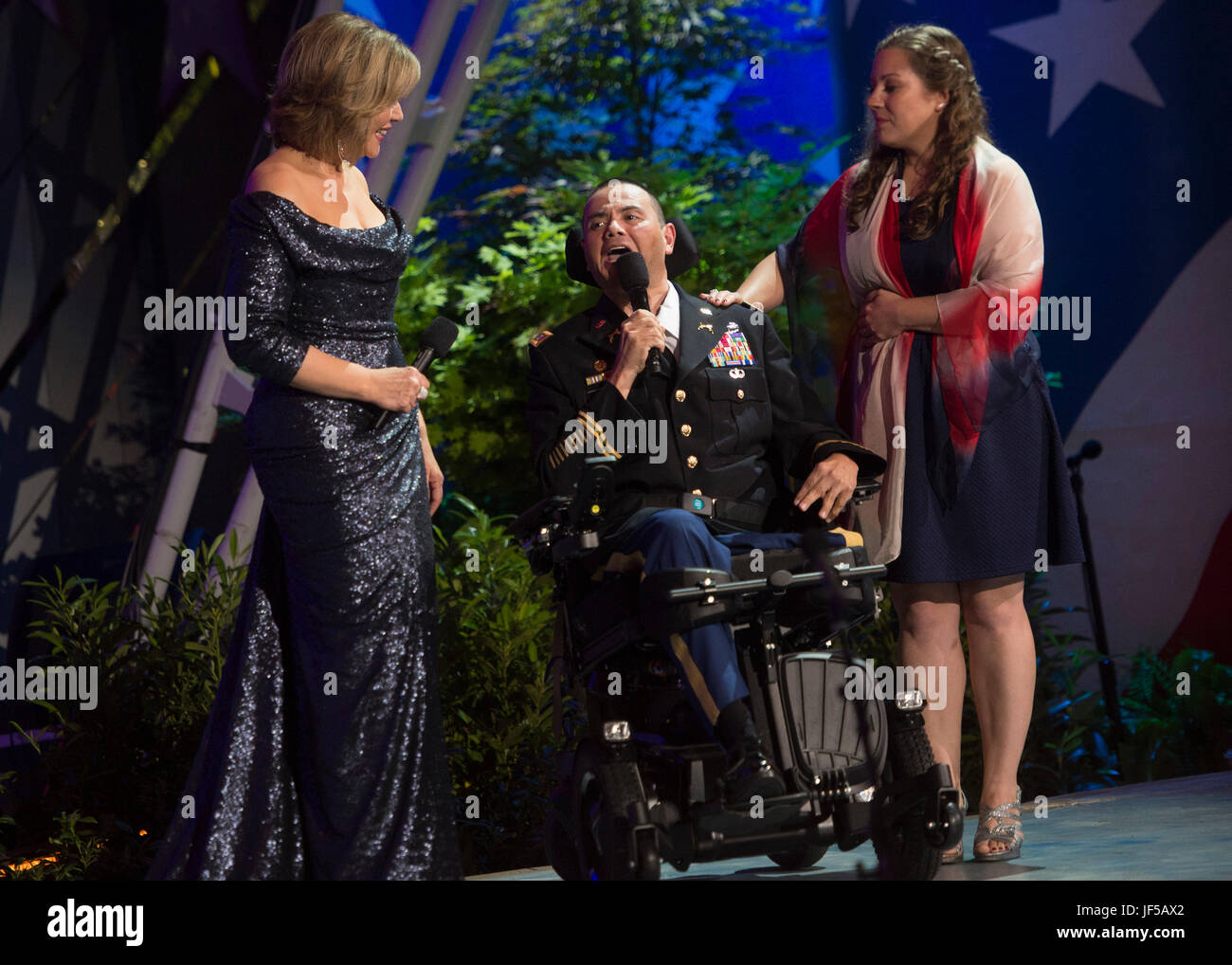 Le capitaine de l'Armée de Luis Avila, un policier militaire gravement blessé après un IED explosion, effectue avec son thérapeute de musique Rebecca Vaudeuil et la cantatrice Renée Fleming au cours de la National Memorial Day Concert à la pelouse de l'ouest de la capitale américaine, Washington, D.C., le 28 mai 2017. Le concert a pour mission d'unir le pays en souvenir et l'appréciation de l'armée déchue et de servir ceux qui sont en deuil. (Département de la Défense photo de Maître de 2e classe de la marine Dominique A. Pineiro/libérés) Banque D'Images