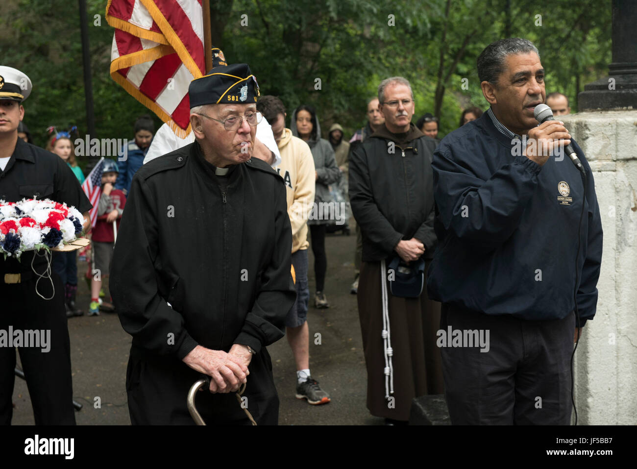 Le membre du Congrès Adriano De Independencia parle à Inwood Hill Park après l'American Legion Post Inwood Memorial Day Parade lors de la Fleet Week New York 2017, le 29 mai 2017. Les marines, les marins et les gardes côtes sont à New York pour interagir avec le public, faire preuve de capacités et enseigner les gens de New York de la mer. (U.S. Marine Corps photo par le Cpl. Erasmo Cortez III) Banque D'Images