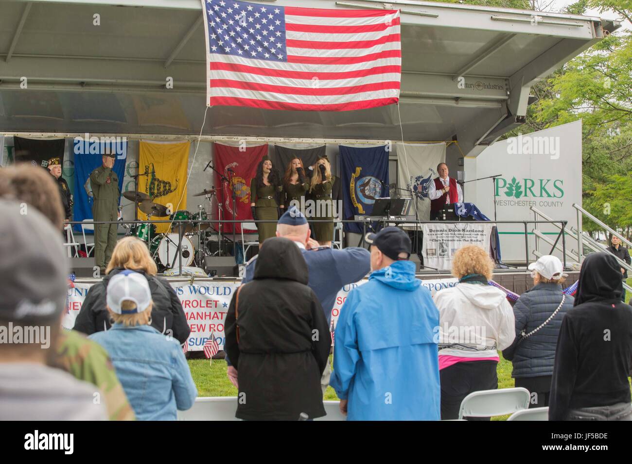 Les visiteurs et membres des services stand saluer comme bombes américaines chanter l'hymne national lors d'une cérémonie du Jour du Souvenir à New Rochelle, NEW YORK), le 29 mai 2017. Les marines, les marins et les gardes côtes sont à New York pour interagir avec le public, faire preuve de capacités et enseigner les gens de New York de la mer. (U.S. Marine Corps photo de la FPC. Abrey D. Liggins) Banque D'Images
