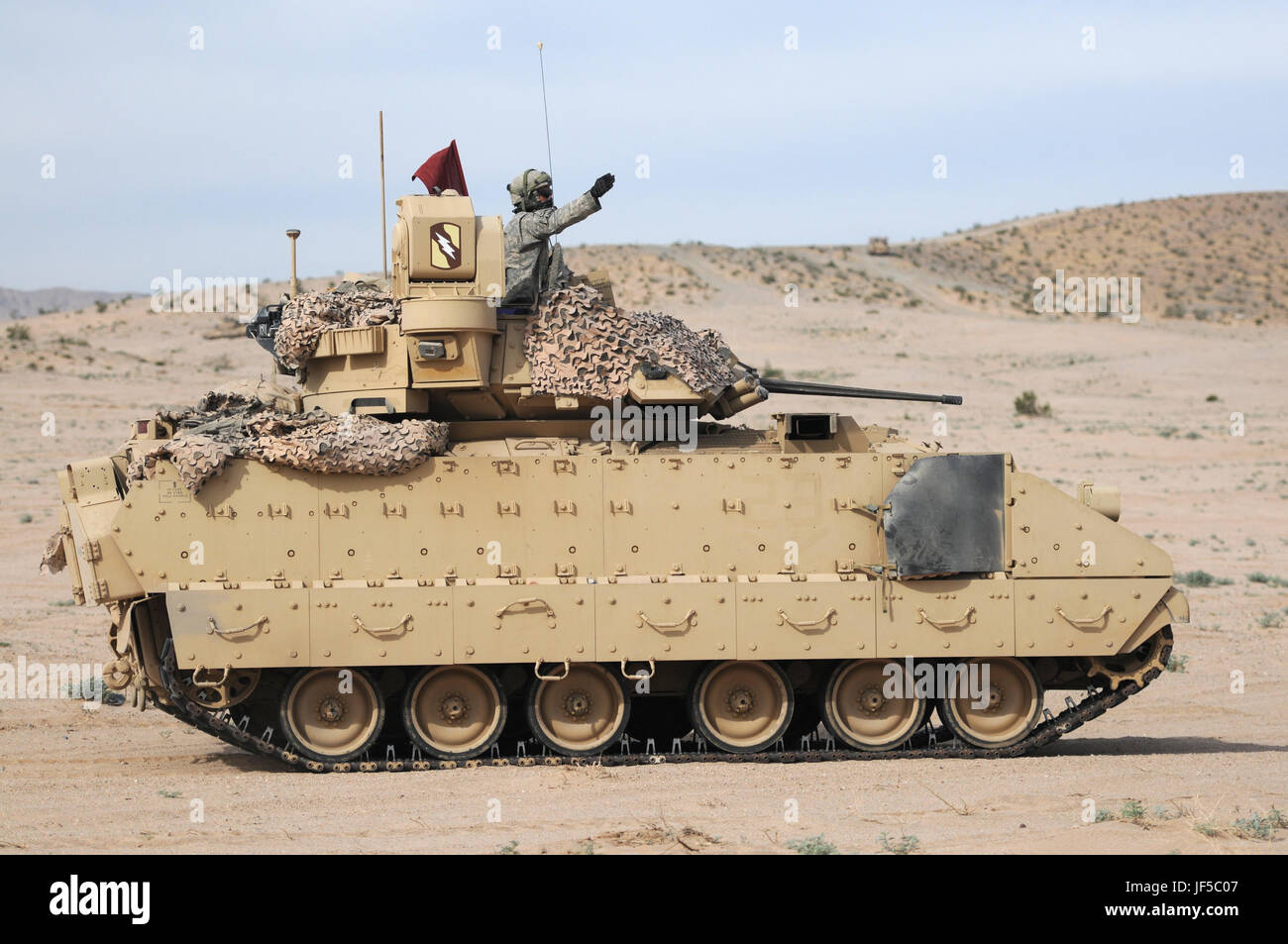 Un commandant de véhicule de combat Bradley dirige le mouvement lors d'un exercice d'armes combinées au National Training Center, Fort Irwin, Californie, le 30 mai 2017, démonstration de la coordination des unités blindées et des tactiques de combat. Banque D'Images