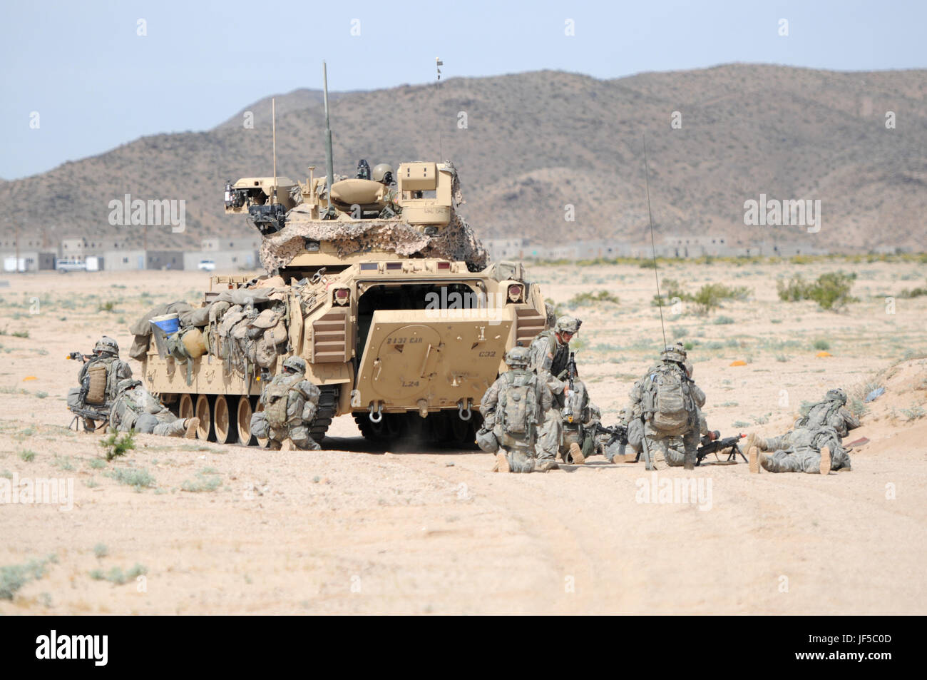 Les soldats de la 155th Armored Brigade combat Team descendent d'un véhicule de combat Bradley pour avancer vers leur objectif lors d'un exercice d'armes combinées au National Training Center, Fort Irwin, Californie. L'exercice développe la manœuvre, la coordination et la préparation au combat. Banque D'Images