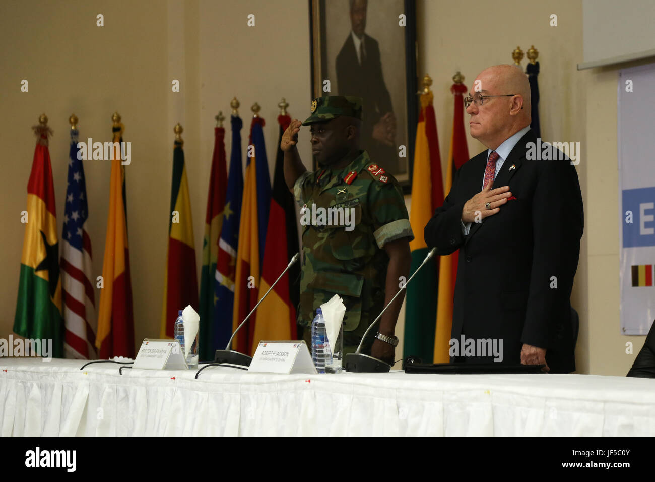 Les Forces armées du Ghana Brig. Le Général Emmanuel Kotia et Robert P. Jackson, Ambassadeur des États-Unis au Ghana, payer l'égard de l'hymne national américain au cours de la période de fermeture pour ceemony 2017 Accord des au Centre international Kofi Annan de formation à Accra, Ghana, 30 mai 2017. United Accord (anciennement de l'Accord de l'Ouest) 2017 est un annuel, combinés, exercice militaire conjoint qui favorise les relations régionales, accroît la capacité des trains et de l'Ouest américain, des forces africaines, et encourage la formation et l'interopérabilité. (U.S. Photo de l'armée par la FPC. Joseph Ami) Banque D'Images