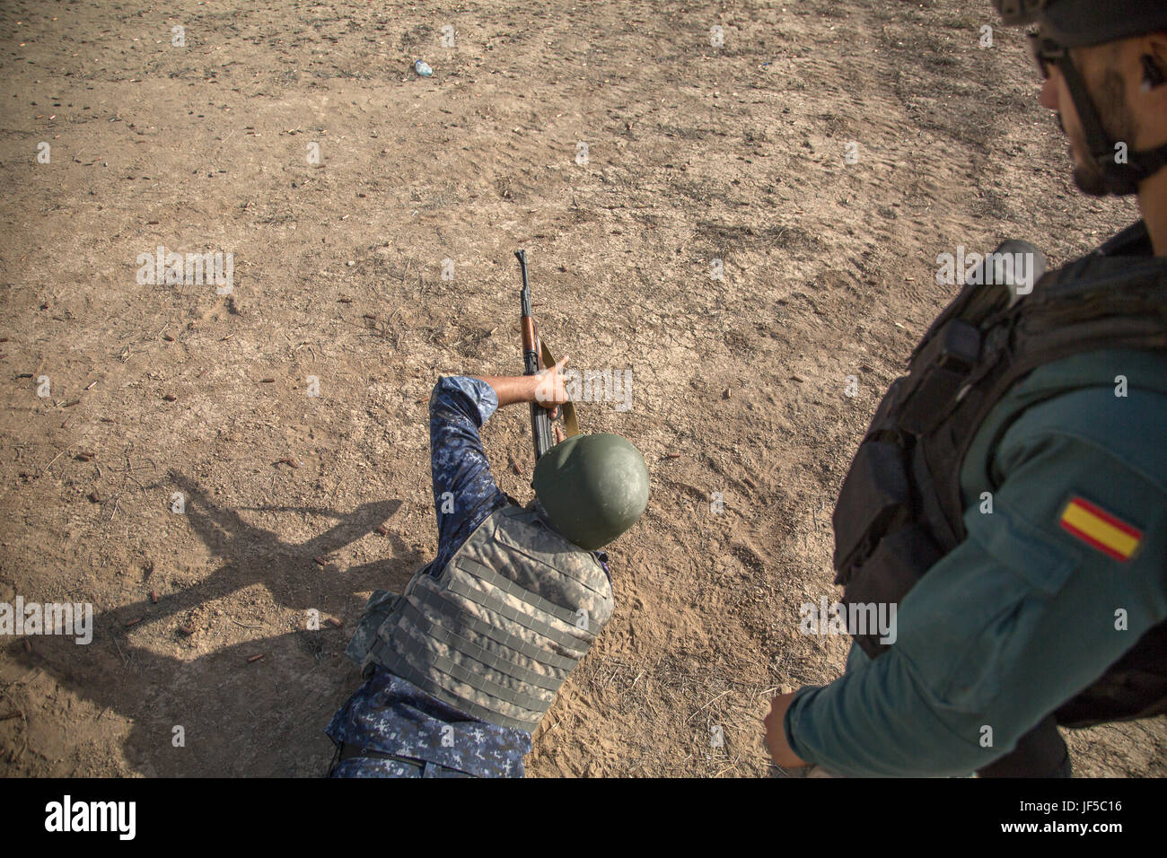 Un membre des forces de sécurité irakiennes charge un AK-47 au cours de formation au tir à courte portée dirigé par Guardia Civil espagnole à l'éventail Besmaya complexe, l'Iraq, le 30 mai 2017. Cette formation fait partie de la Force opérationnelle interarmées combinée globale - Fonctionnement résoudre inhérent à renforcer les capacités des partenaires mission par la formation et de l'amélioration de la capacité des forces des combats en partenariat avec ISIS. Les GFIM-OIR est la Coalition mondiale pour vaincre ISIS en Iraq et en Syrie. (U.S. Photo de l'armée par le Cpl. Tracy/McKithern) Parution Banque D'Images