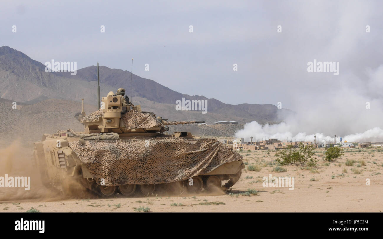 Un véhicule de combat Bradley avance lors d'une attaque sur une position ennemie au National Training Center, Fort Irwin, Californie, dans le cadre de la rotation de la 155th Armored Brigade Team. Banque D'Images
