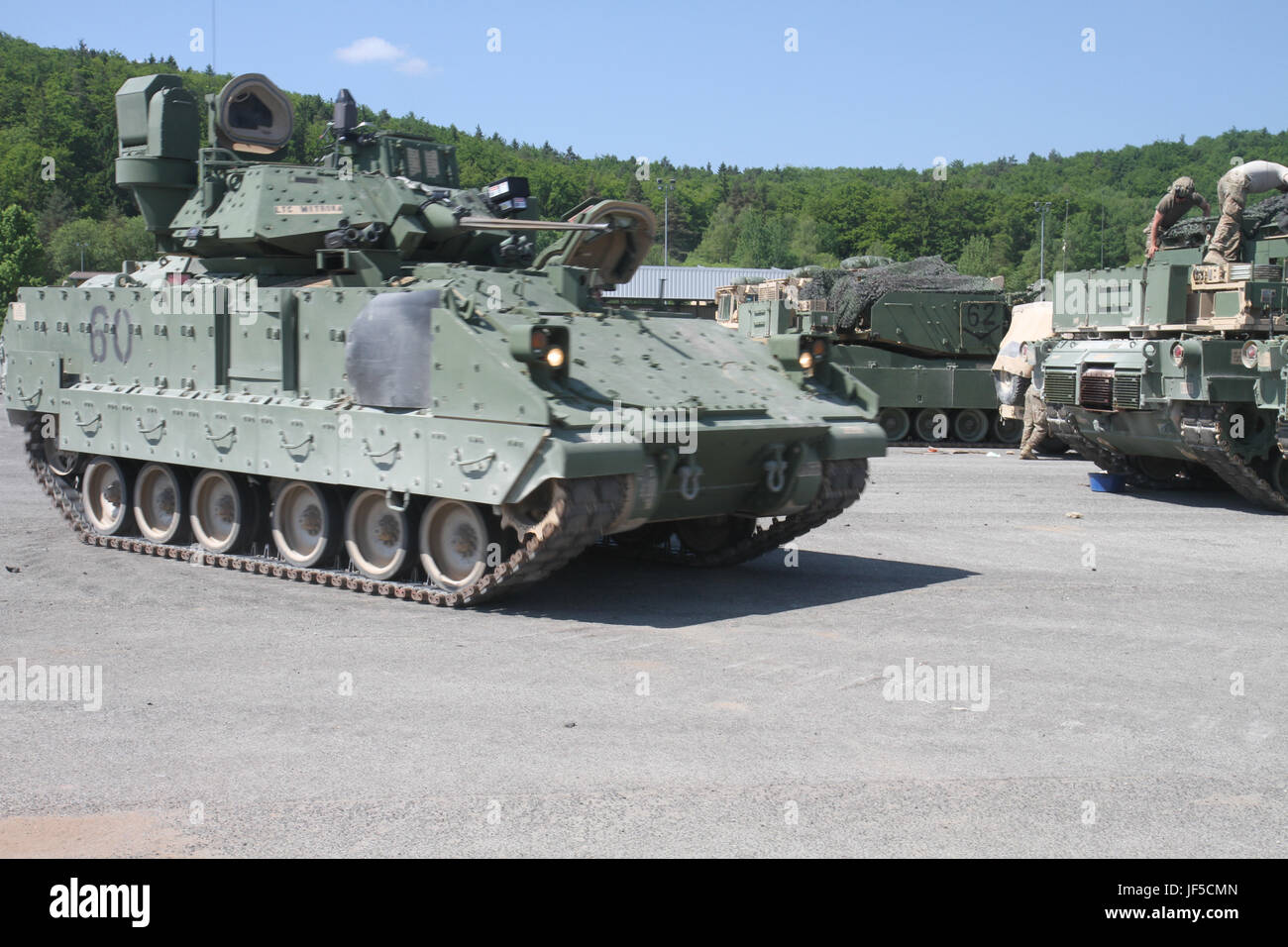 Un véhicule de combat M2 Bradley a été positionné au joint multinational Readiness Center Hohenfels, en Allemagne, le 30 mai 2017, pour Combined Resolve VIII, un exercice d'entraînement militaire multinational. Banque D'Images