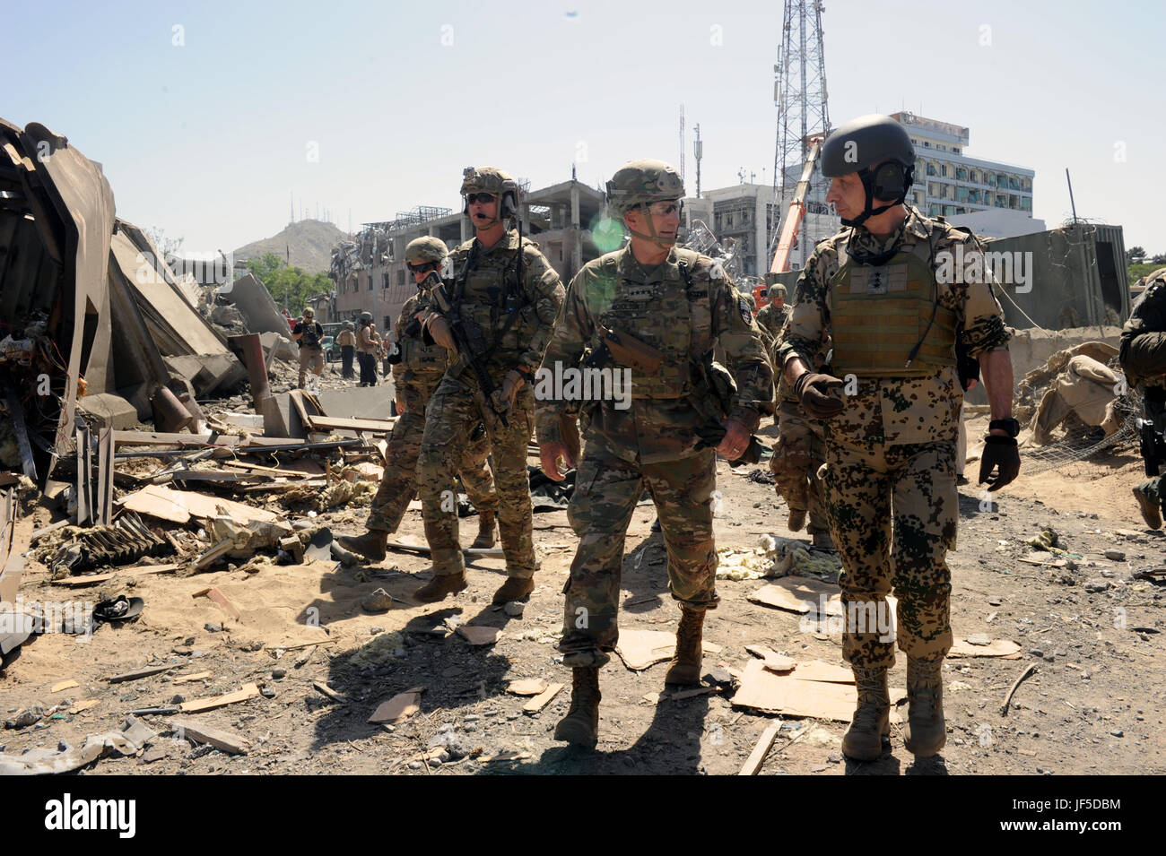 Kaboul, Afghanistan (31 mai 2017) - Le Général John Nicholson, commandant de l'appui résolu et RS Chef de cabinet Le Général Jurgen Weigt visitez le site de souffle après l'attaque meurtrière qui a eu lieu ici aujourd'hui pour les dommages de l'enquête et de soutien d'urgence. Un véhicule engin explosif a explosé près de Zambaq place devant l Zone verte, près de la voie diplomatique et les installations du gouvernement. (U.S. Photo de la marine par le lieutenant J.G. Egdanis Torres Sierra, résolument l'Afghanistan) - Affaires publiques Banque D'Images