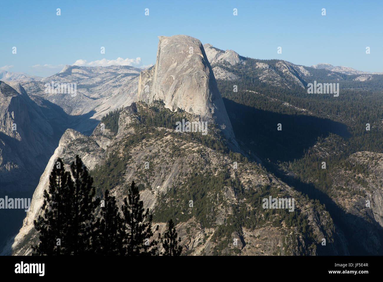 Une vue sur la montagne Half Dome et une partie de la vallée de Yosemite de Washburn Point. Banque D'Images