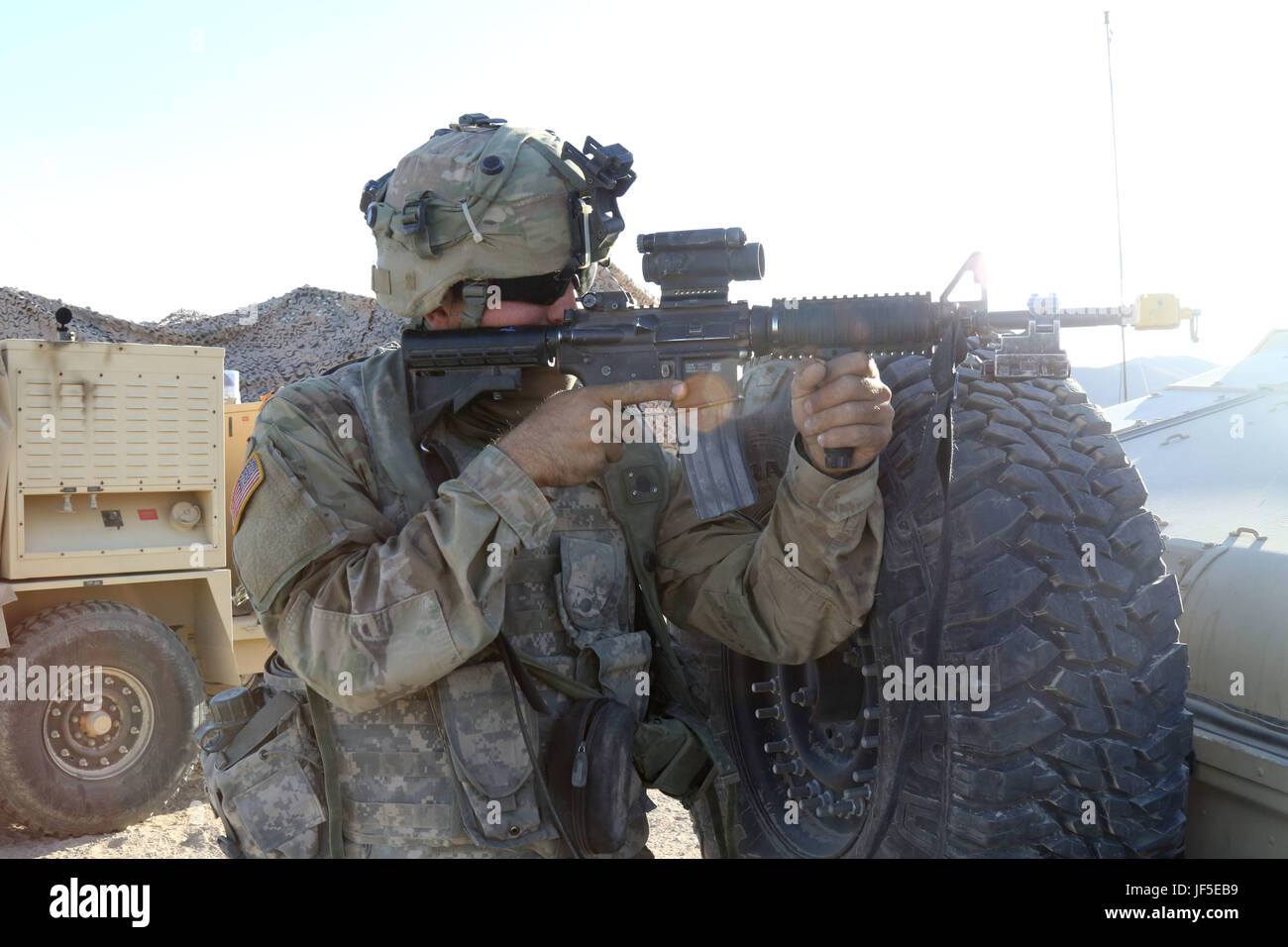 Travis privé, lutte contre les mauvaises herbes de l'entreprise affectés au Siège, 150e bataillon du génie de l'Armée du Mississippi, Garde nationale, garde le périmètre au cours d'une attaque simulée de la centre des opérations tactiques, 3 juin 2017, à Fort Irwin, en Californie. La Garde nationale du Mississippi (photo par le Sgt. DeUndra Brown 102d, détachement des affaires publiques) Banque D'Images