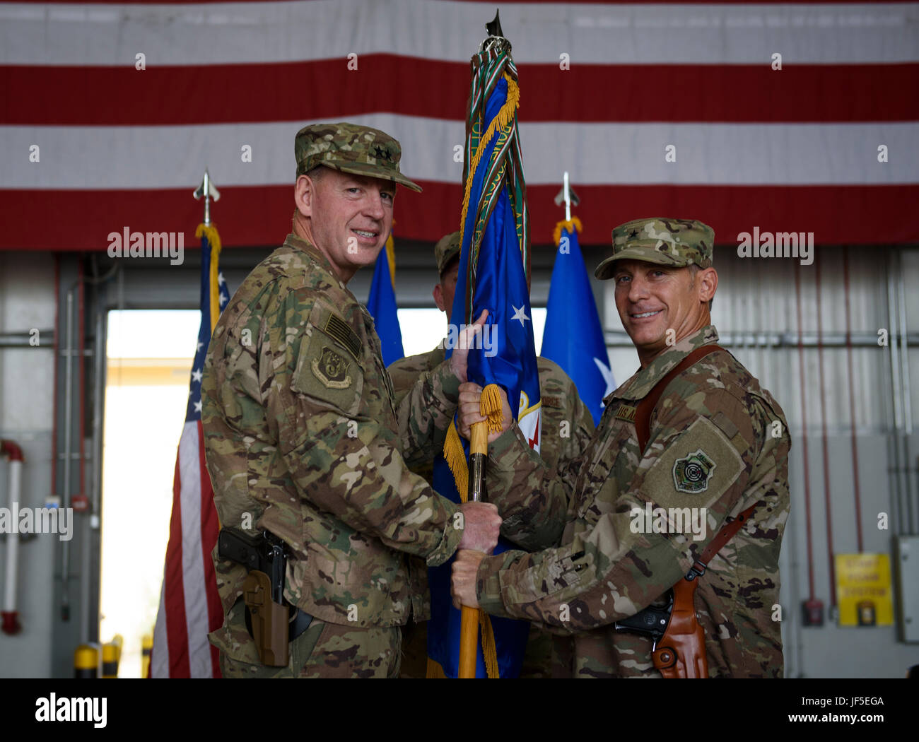 Le brig. Le général Craig Baker, le nouveau commandant de l'Escadre expéditionnaire de la 455 e, 455 e reçoit l'AEW guidon du major général James Hecker, le 9e corps expéditionnaire aérien et spatial, commandant de la Force opérationnelle interarmées en Afghanistan qui lui accorde officiellement le commandement de la 455 e AEW lors de la cérémonie de passation de commandement à l'aérodrome de Bagram, en Afghanistan, le 3 juin 2017. Baker est un pilote de commandement avec plus de 2 600 heures de vol et a commandé à l'Escadron et de l'Escadre. (U.S. Photo de l'Armée de l'air par le sergent. Benjamin) Gonsier Banque D'Images