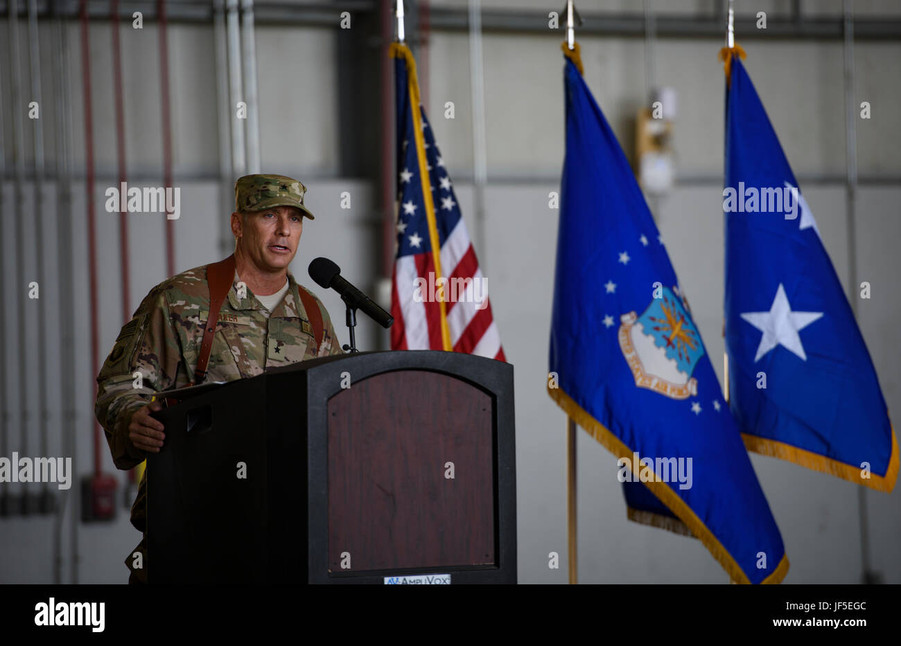 Le brig. Le général Craig Baker, le commandant de l'Escadre expéditionnaire de la 455 e, parle de 455 e AEW aviateurs et distingués invités lors de la cérémonie de passation de commandement à l'aérodrome de Bagram, en Afghanistan, le 3 juin 2017. En tant que commandant de la 455 e AEW, Baker mènera le premier ministre de l'air contre le terrorisme en Afghanistan. Les opérations de l'escadre à l'appui résolu de l'OTAN à la mission avec succès, de conseiller et d'aider les militaires et les forces de sécurité de l'Afghanistan, tout en limitant et en décourageant la menace terroriste dans la région. (U.S. Photo de l'Armée de l'air par le sergent. Benjamin) Gonsier Banque D'Images