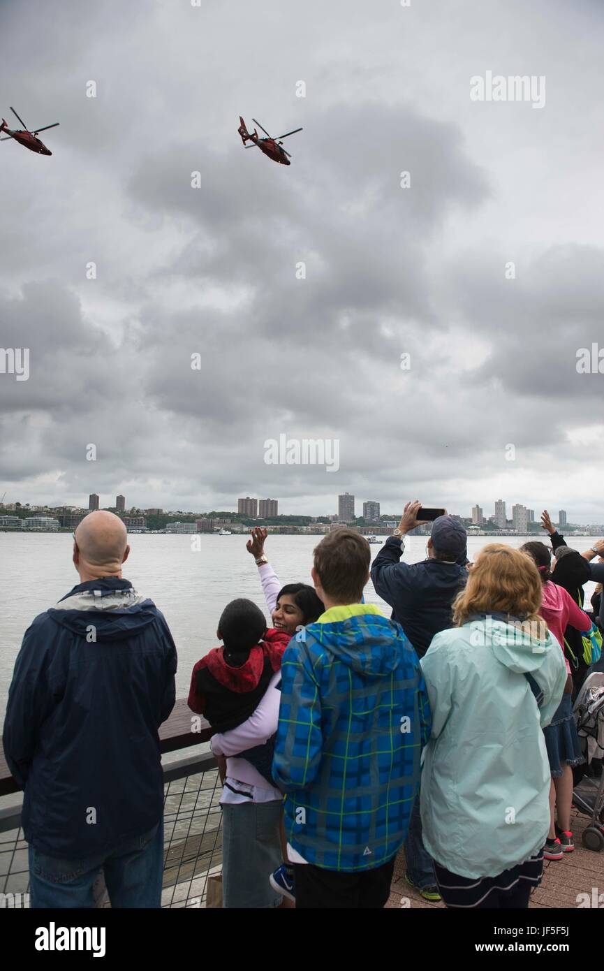 170529-N-XY744-001 NEW YORK (29 mai 2017) Les citoyens de New York regarder un U.S. Coast Guard démonstration de recherche et de sauvetage à l'Intrepid Sea, Air and Space Museum à Manhattan au cours de la Semaine de la flotte 2017 FWNY (New York). FWNY, maintenant dans sa 29e année, est le lieu de célébration traditionnelle de la mer services. C'est une occasion unique pour les citoyens de New York et la région des trois états pour répondre marins, marines et gardes côte, ainsi que de constater par moi-même les dernières capacités des services maritimes d'aujourd'hui. (U.S. Photo par marine Spécialiste de la communication de masse 2e classe Tyler Hog Banque D'Images