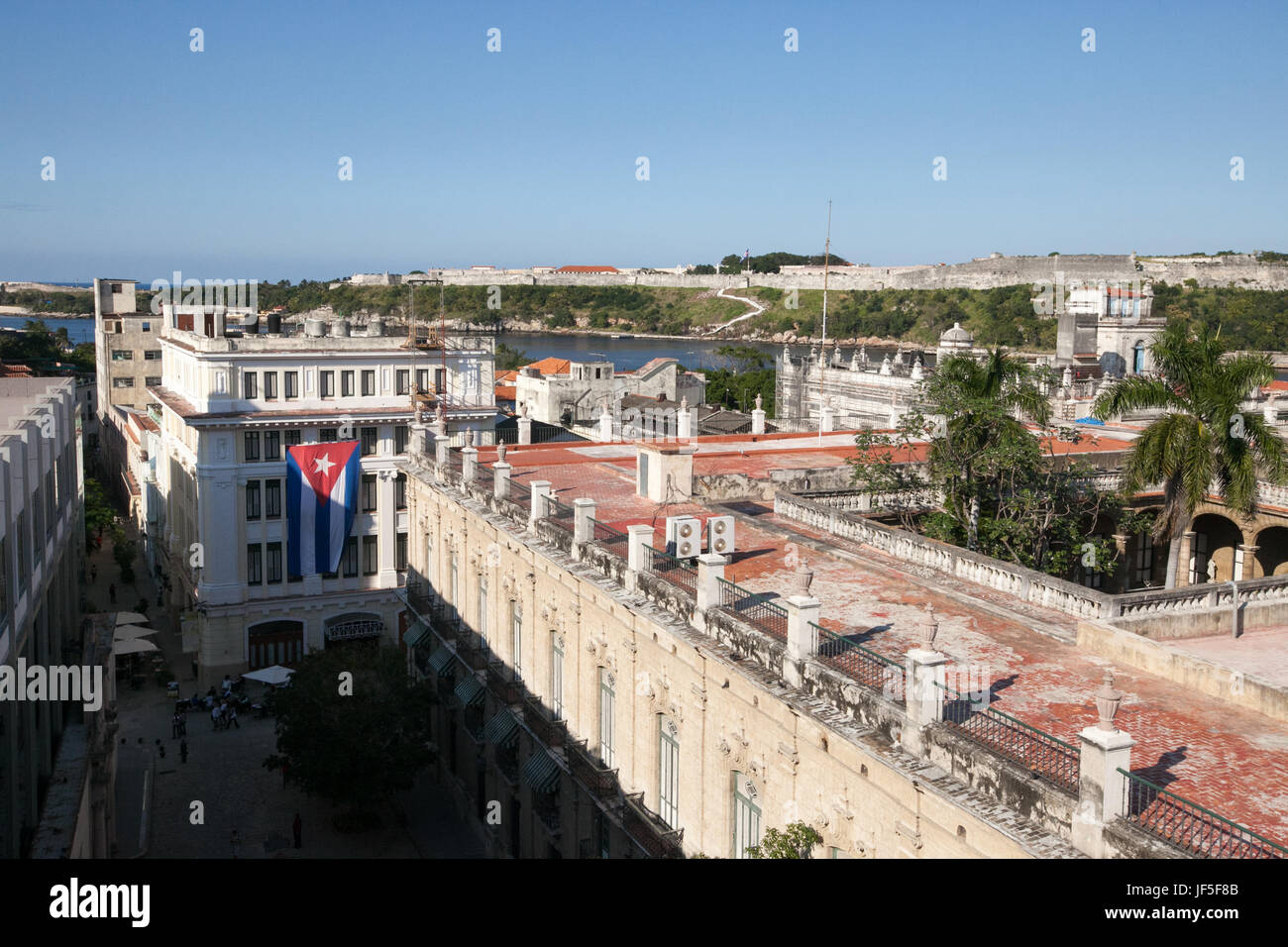Un grand drapeau cubain se bloque sur le côté d'un immeuble dans ce portrait au centre-ville de La Havane. Banque D'Images