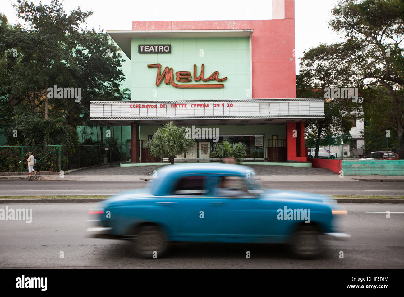 À La Havane, une vue d'un théâtre classique et de voiture américaine. Banque D'Images